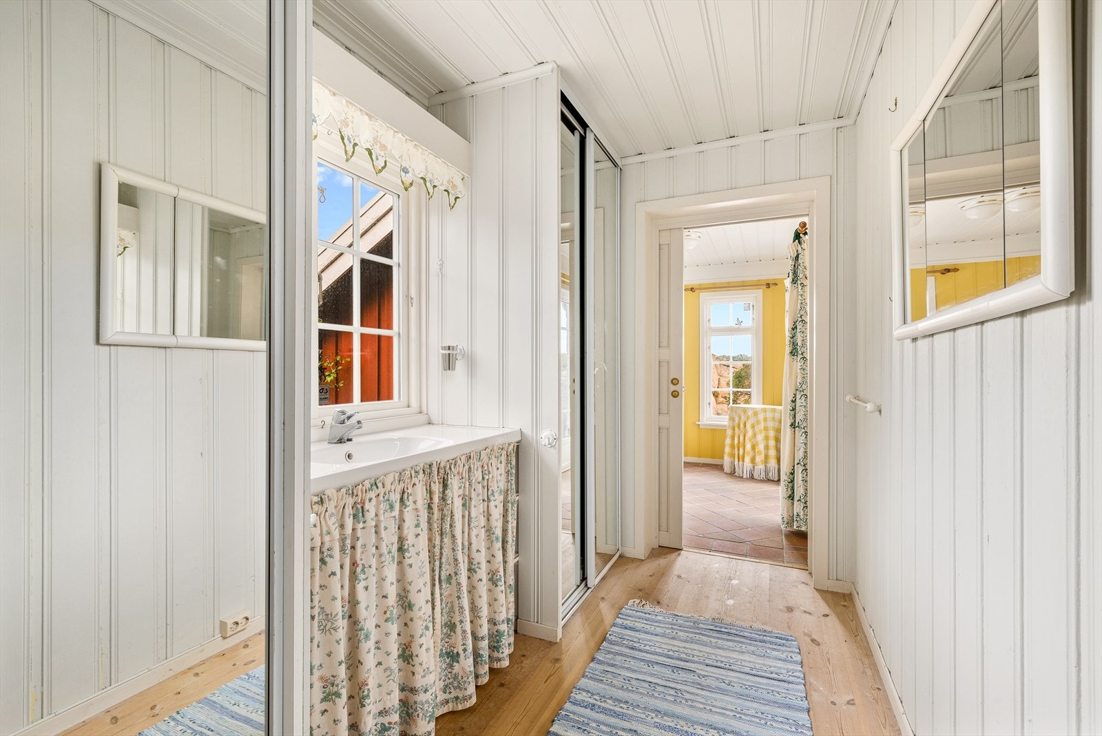Gangen mot hovedsoverommet er innredet med skyvedørsgarderober og servant. Galleribilde