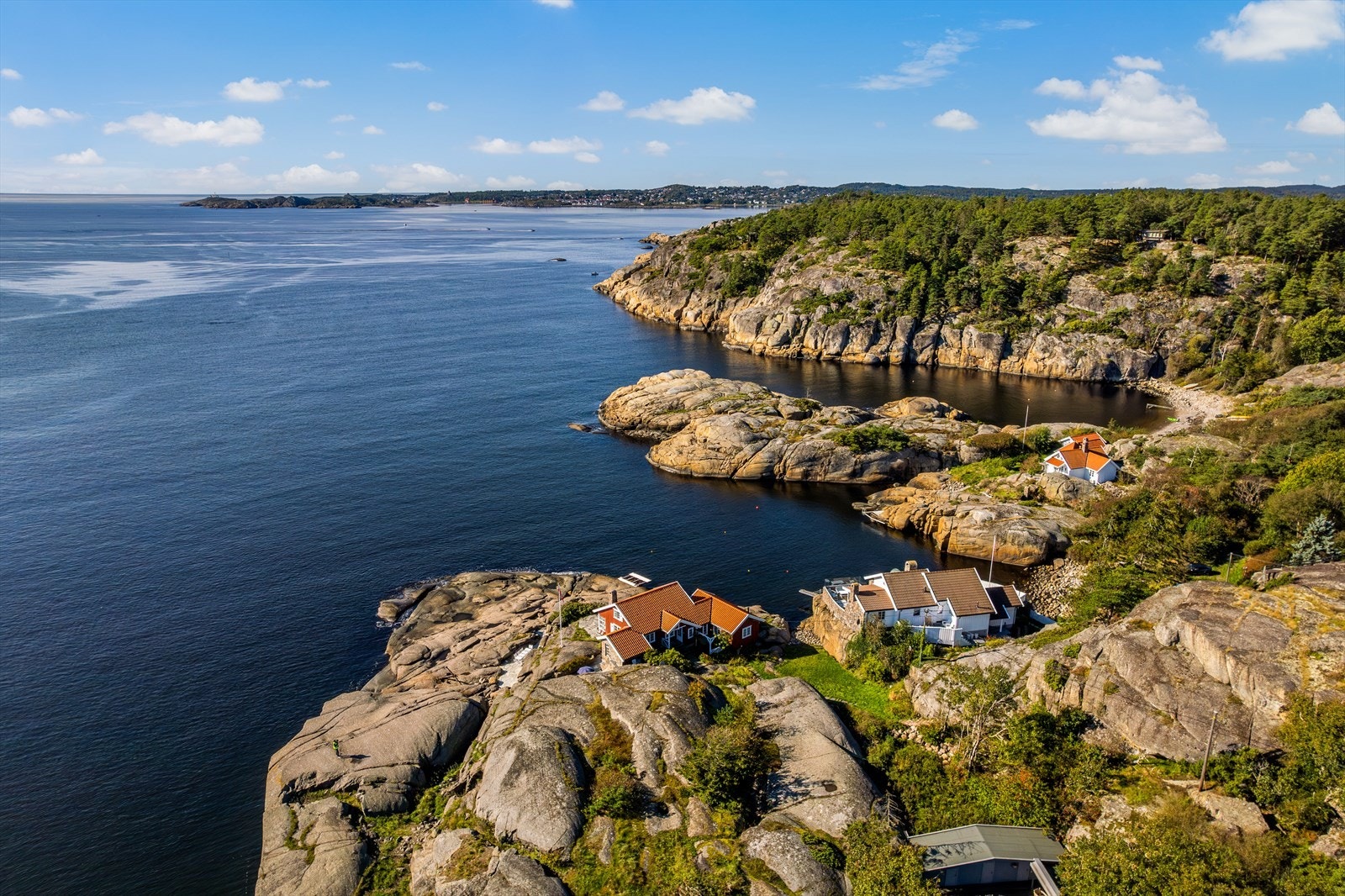 Nærområdet er ren idyll, med kystsien tett på, flere badeplasser og kun 4 min kjøring til Øya med butikker. Galleribilde