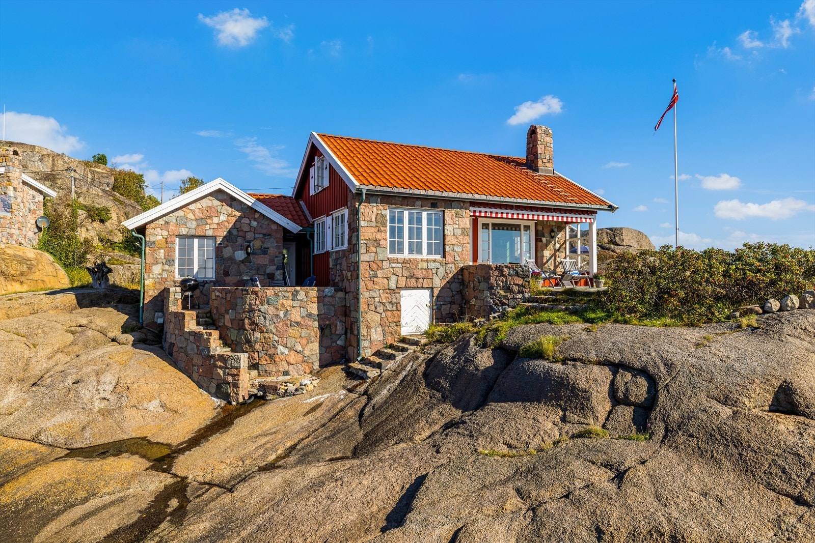 Hytta ligger sydvendt mot sjøen og har solfylte terrasser mot syd, øst og vest. Galleribilde
