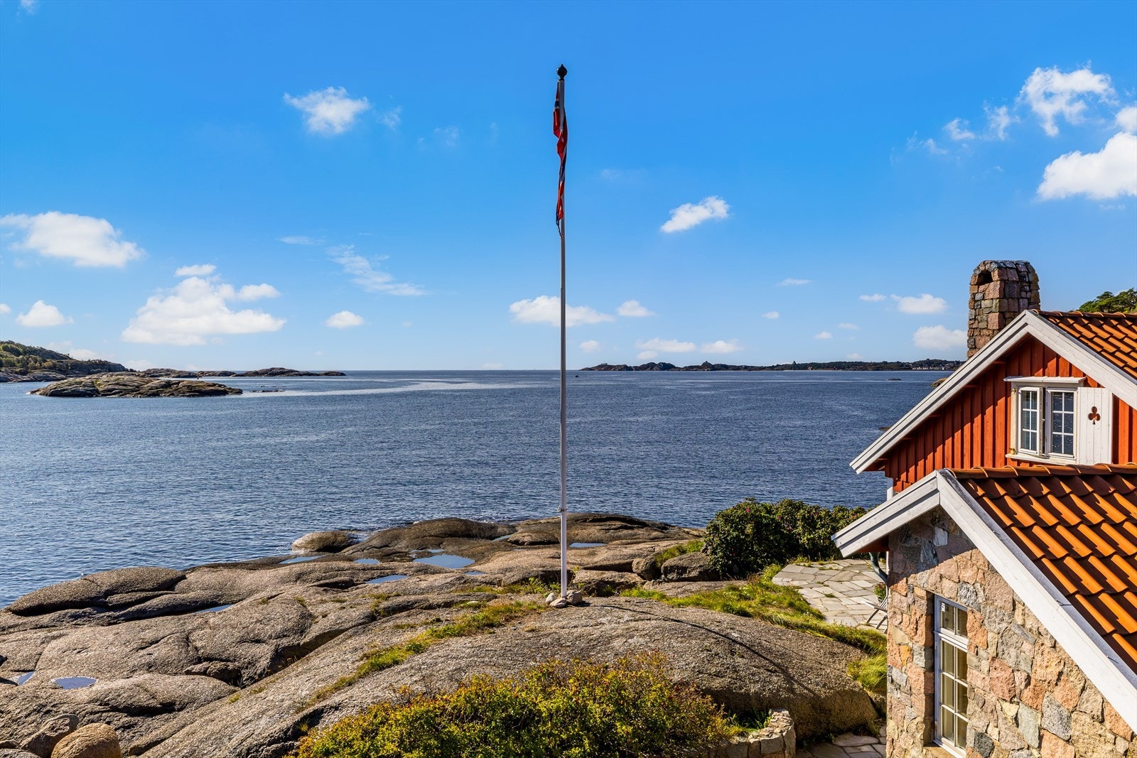 Utsikten er fantastisk, mot sjøen og skjærgårdsidyllen. Galleribilde