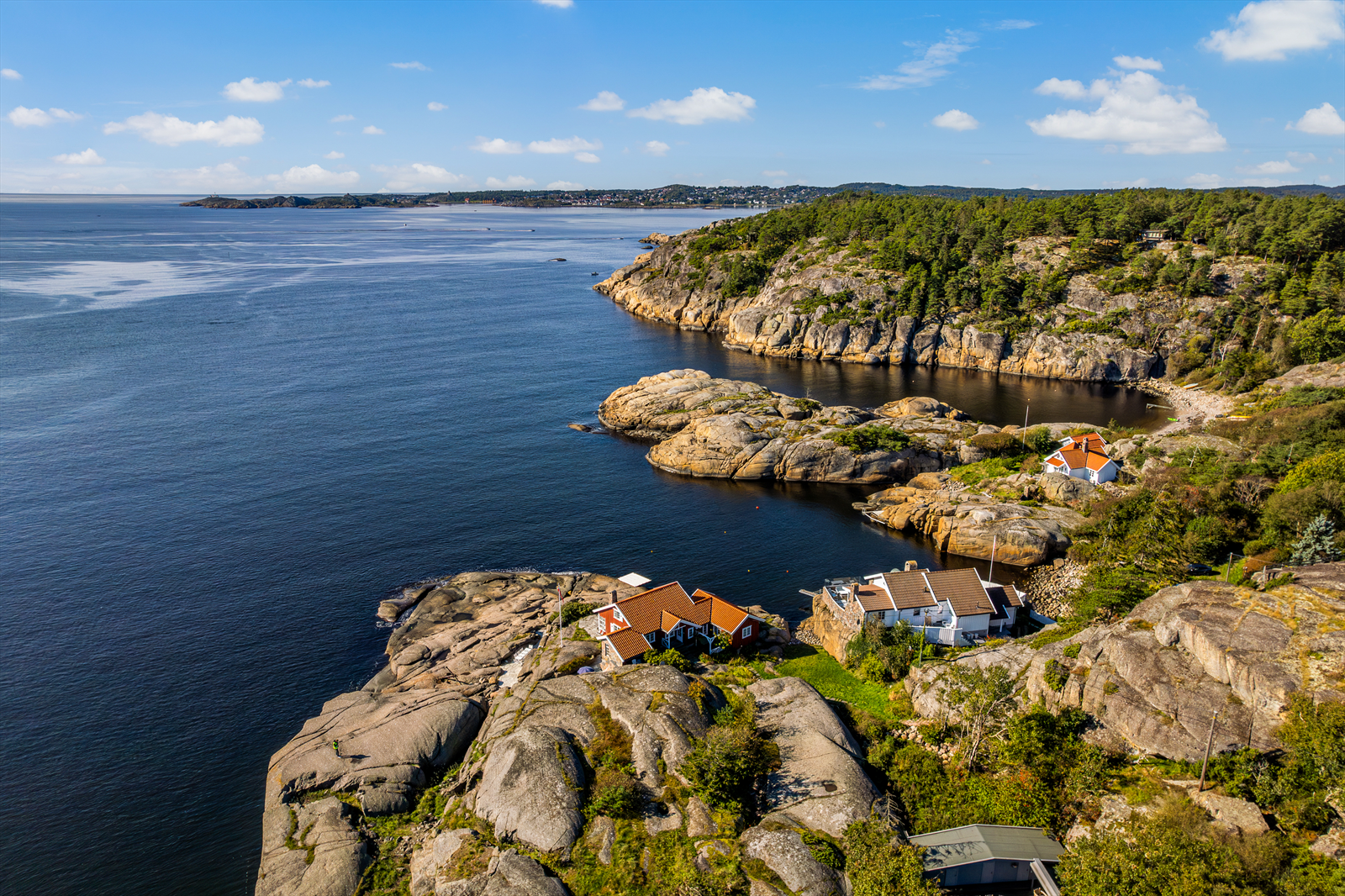 Hytta er bygd fint inn i terrenget på tomten, med skjermet hage på baksiden og uhindret utsikt mot sjøen. Galleribilde