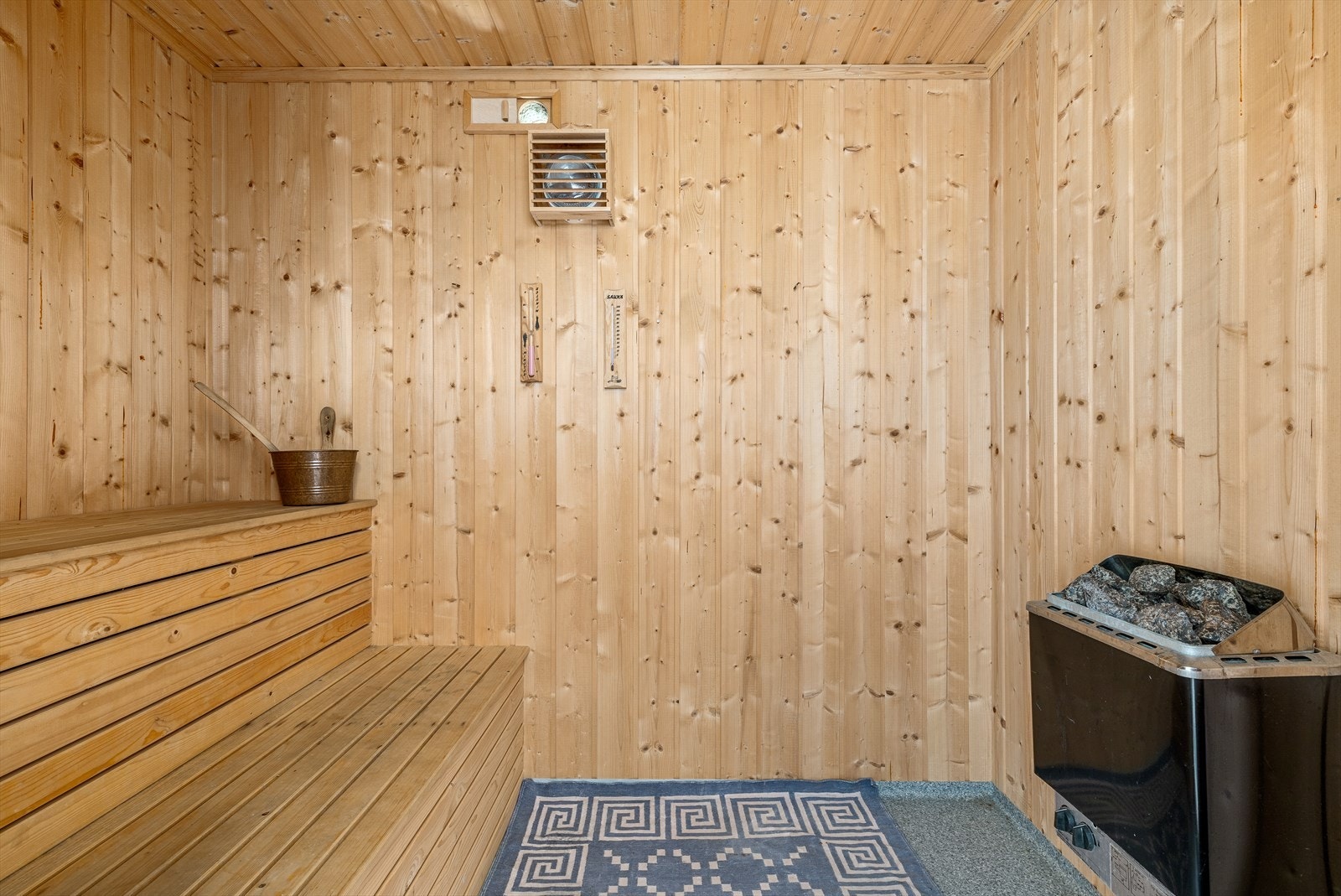 Badstuen har plassbygd brisk, badstuovn, gulvbelegg og paneloverflater. Galleribilde