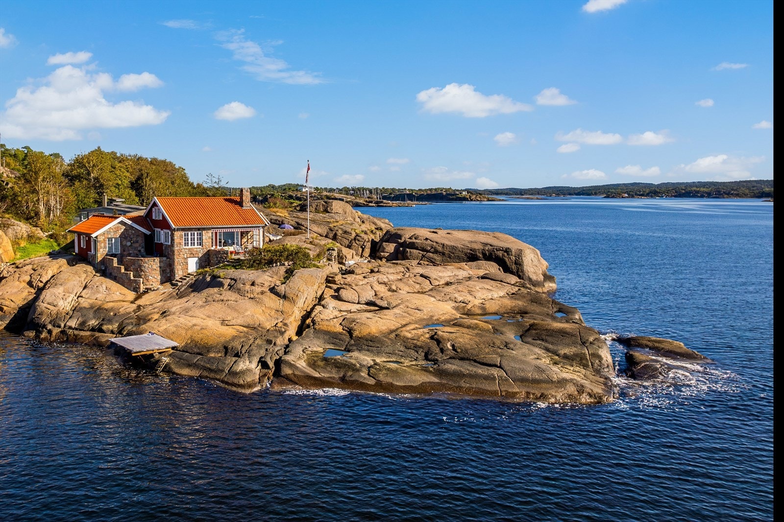 Ytterst på en solfylt odde ligger Sandvika 29, vendt mot sundet mellom Larviksfjorden og Viksfjord. Galleribilde