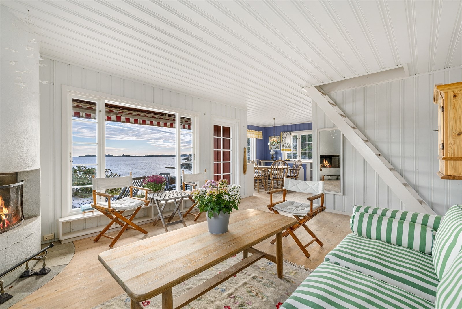 Stuen har hygge fra peis, utgang til terrasse og direkte tilknytning til et sjarmerende spisekjøkken. Galleribilde