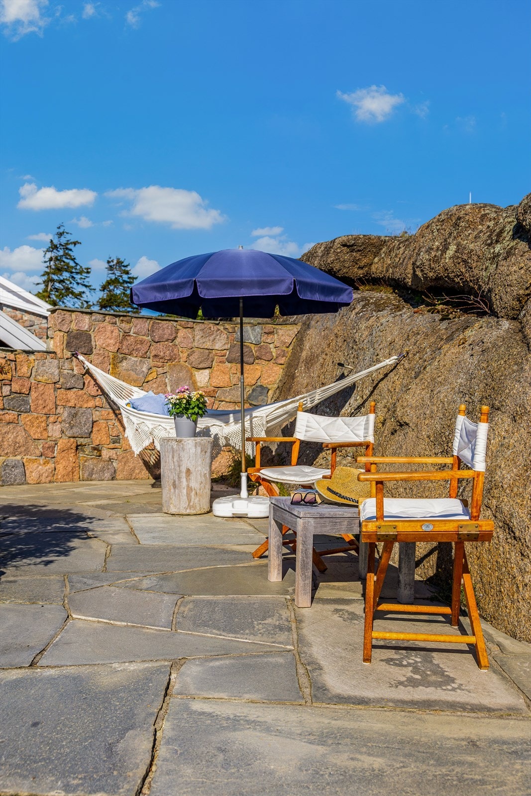 Terrassene ligger lunt og skjermet, med dekke av bruddskifer og god plass til ulike møbler. Galleribilde