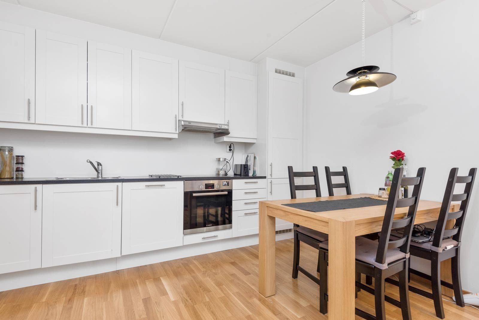 Kjøkken med integrerte hvitevarer på kjøkken. Fjernvarme, tv/internett inkludert. Galleribilde