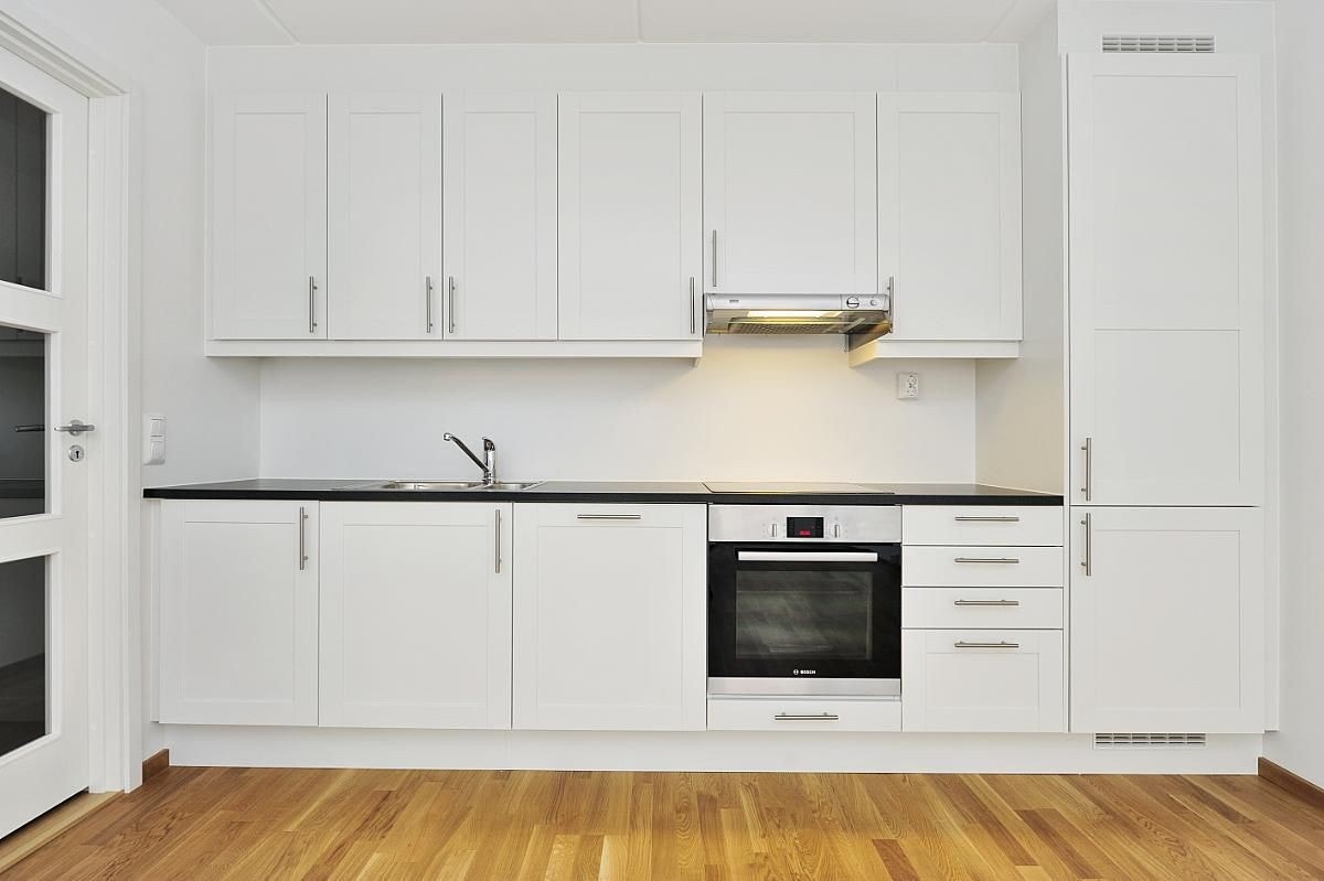 Kjøkken med hvite, profilerte fronter. Galleribilde