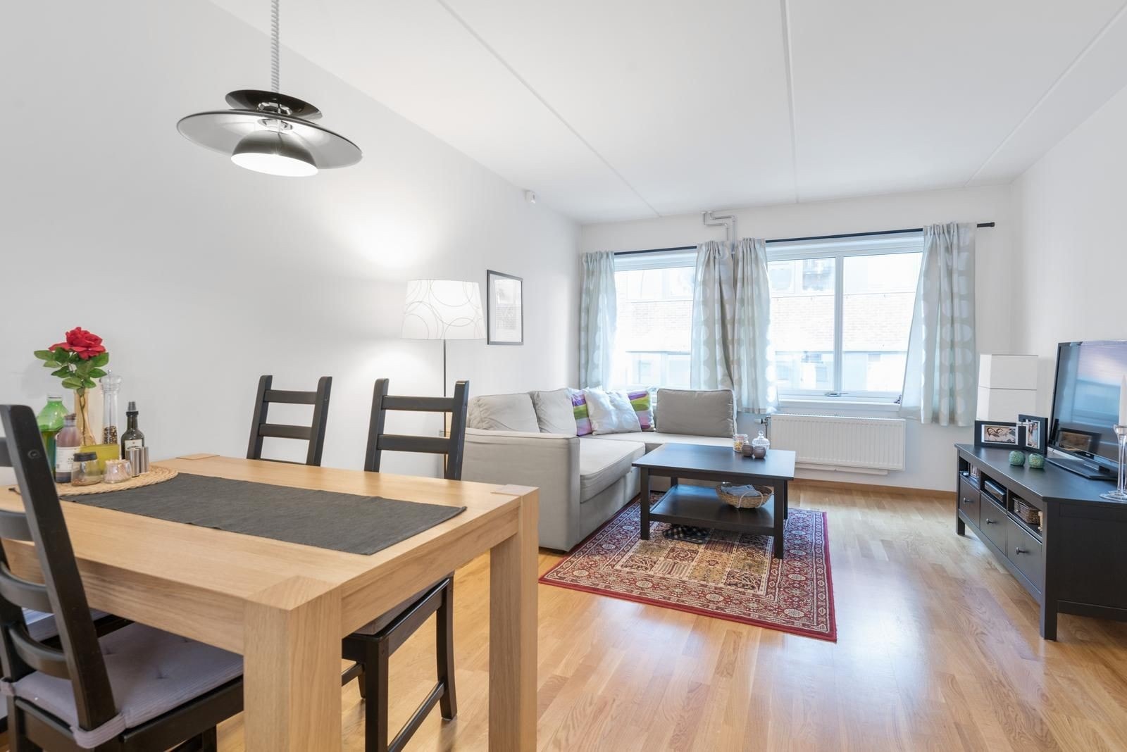 Boligen leies ut møblert med 4 stoler, sofa, tv-bord og tv-benk, dobbeltseng, garderobe. Galleribilde