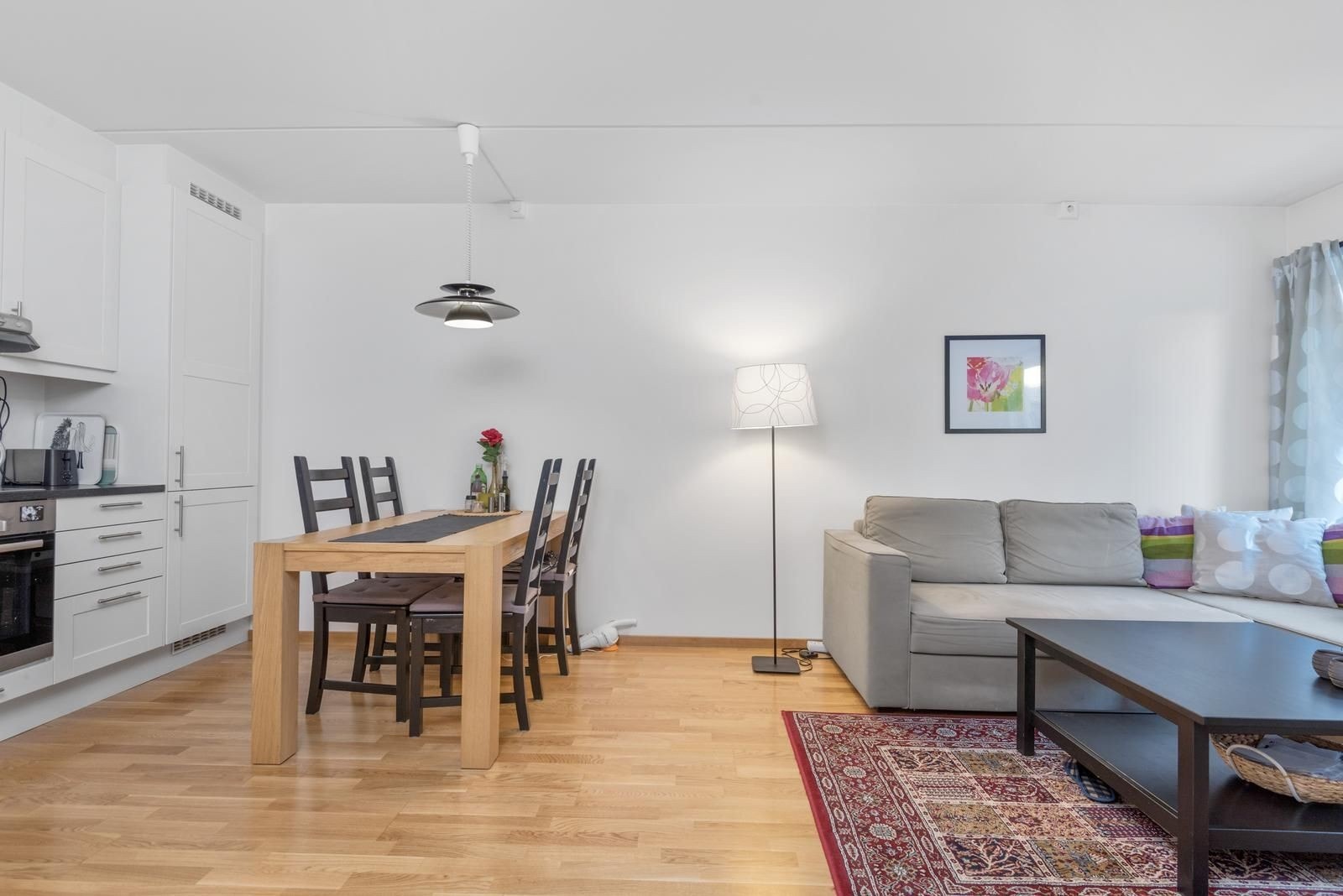 Boligen ligger tilbaketrukket men sentralt midt på Rodeløkke. 6 min til T bane. Galleribilde