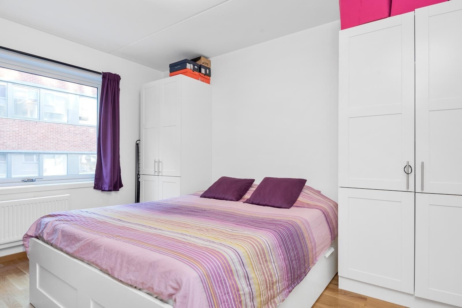 Soverom med garderobeskap og dobbeltseng. Galleribilde