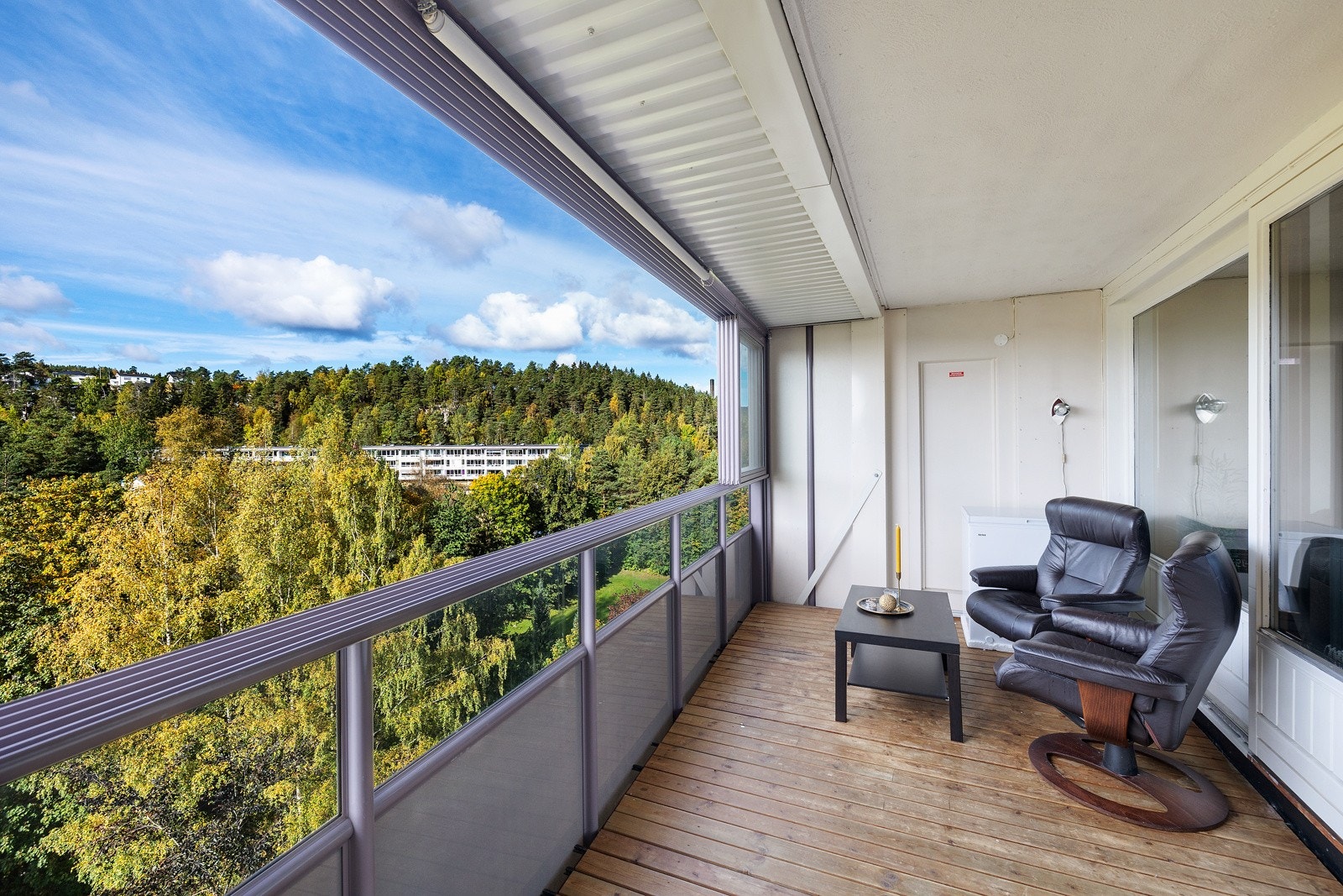 Sydvendt, stor og usjenert balkong med plass til sofagruppe, diverse beplantning og grill Galleribilde