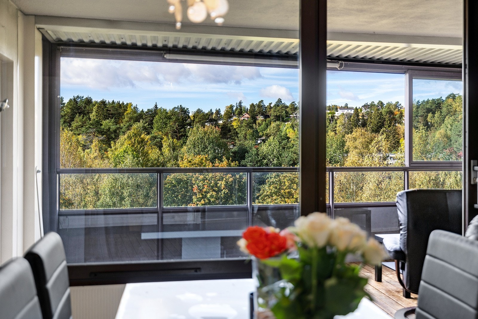 Nydelig utsyn mot flotte grøntområder fra leiligheten Galleribilde