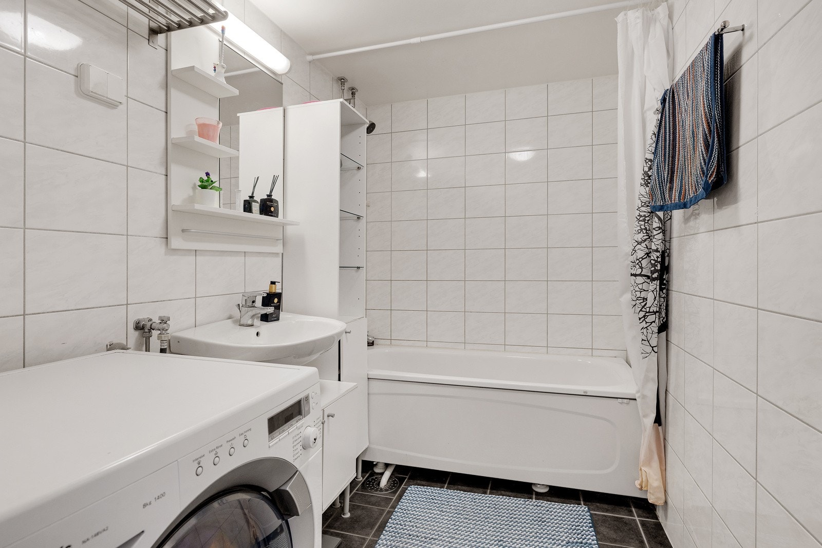 Moderne og pent flislagt bad med varmekabler i gulv Galleribilde