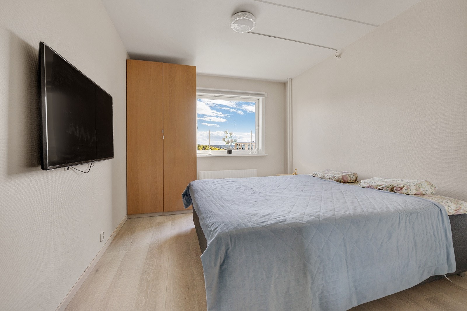 Soverom II er også av meget god størrelse og med plass til stor seng med tilhørende møblement. Galleribilde