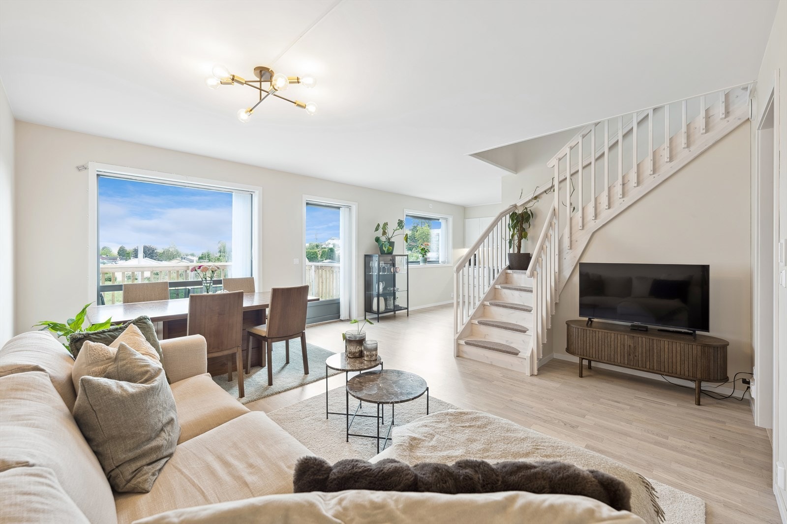 Leiligheten har en romslig stue med god plass til møblering Galleribilde