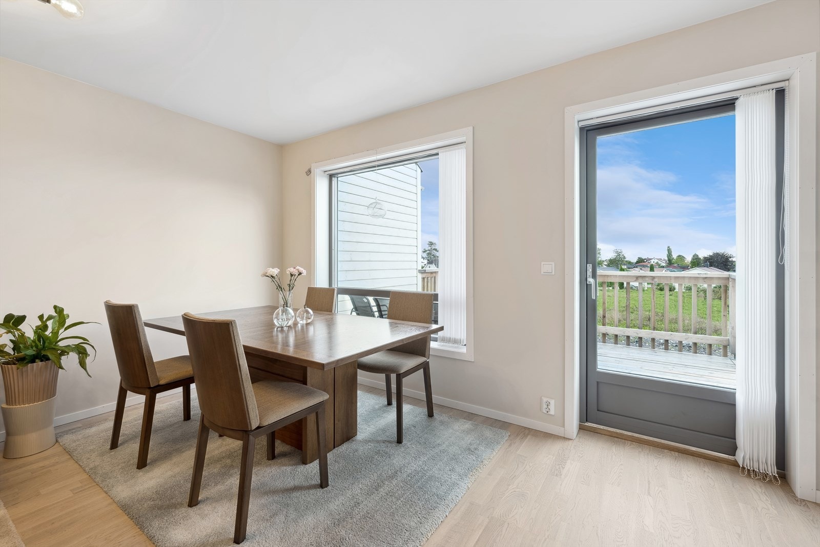 Fra stuen er det utgang til terrasse Galleribilde