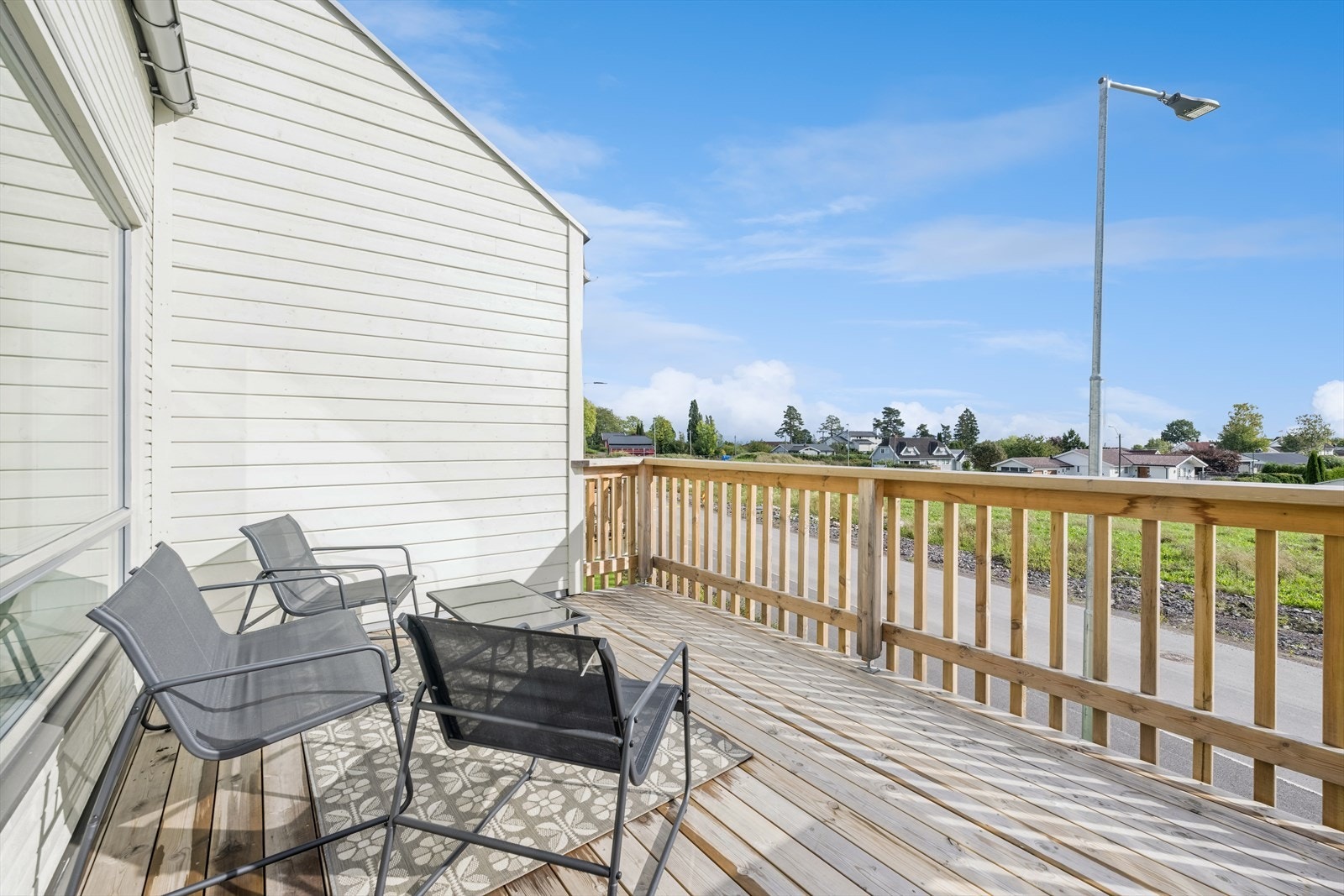 Terrassen har god plass til utemøbler og hyggelig utsyn Galleribilde
