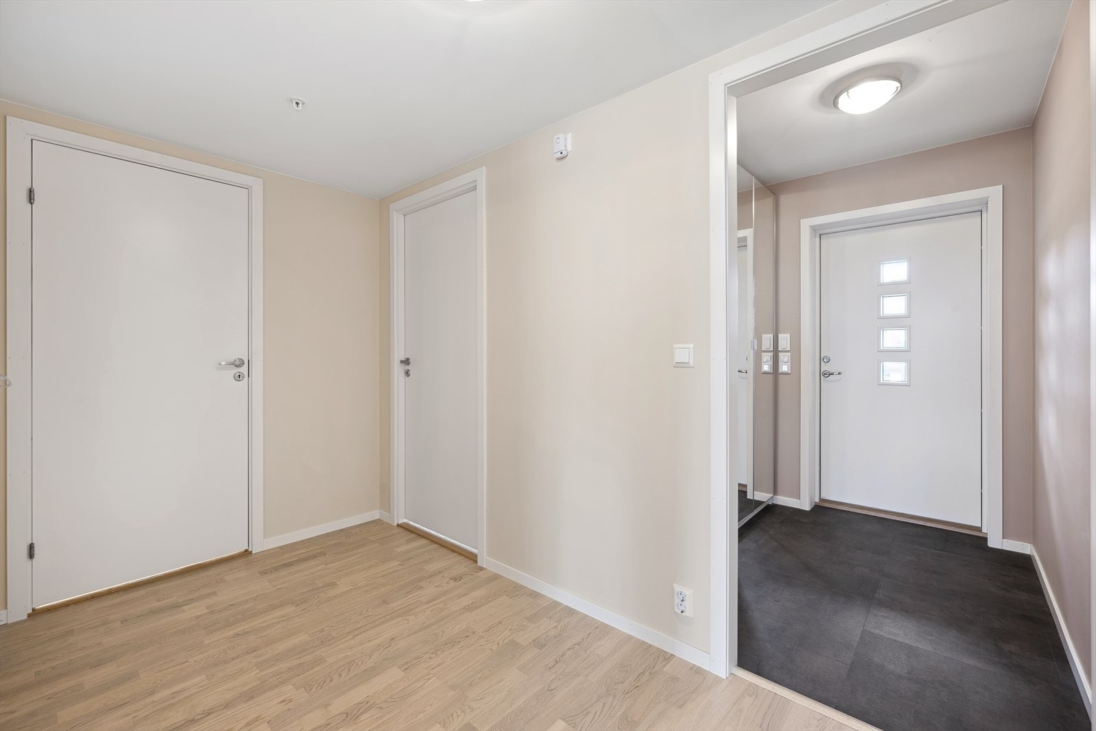 Vindfang og gang (skap i vindfang medfølger) Galleribilde