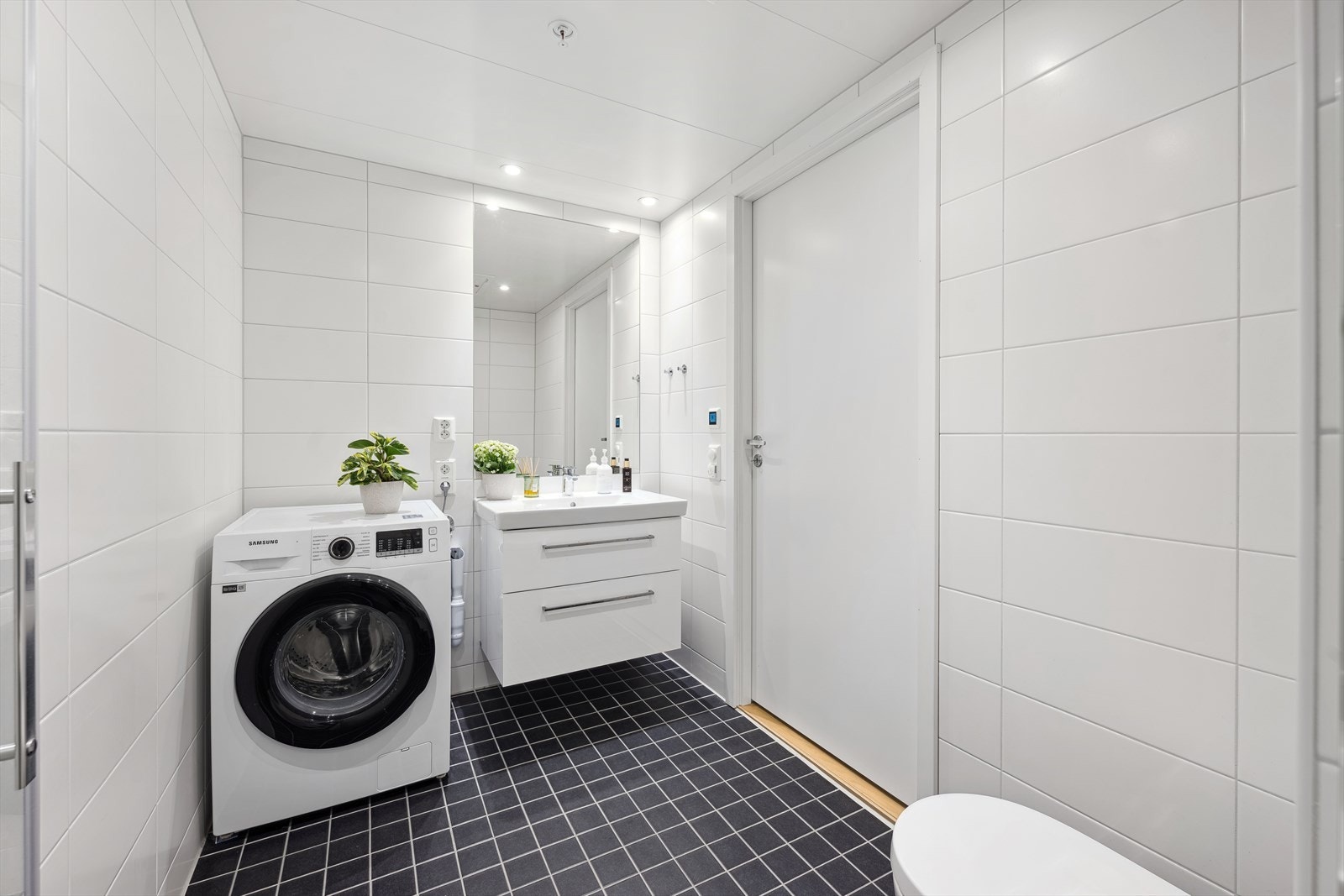 Pent flislagt bad med varmekabler i gulv Galleribilde