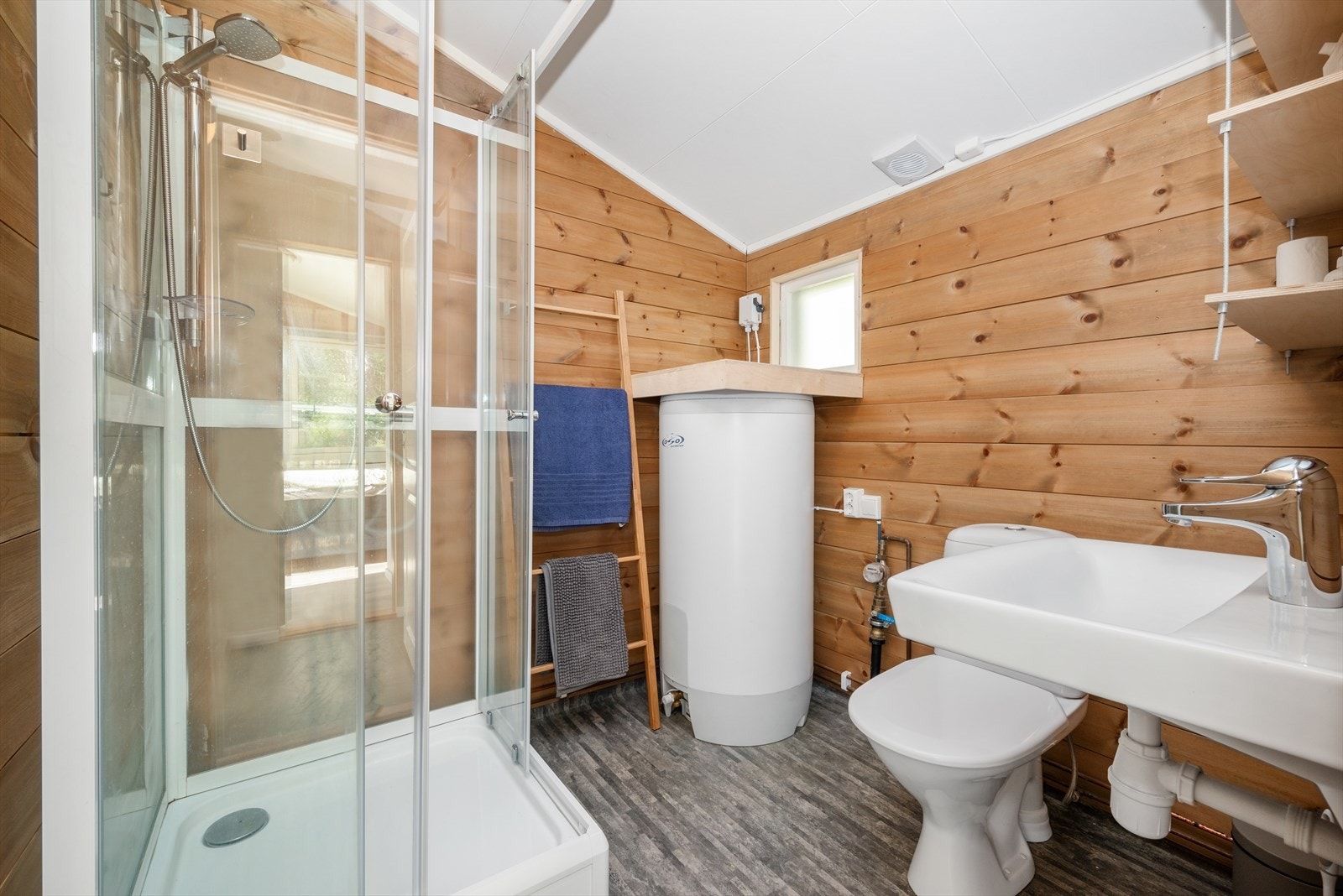 Bad med dusjkabinett, wc, vvb og servant. Galleribilde