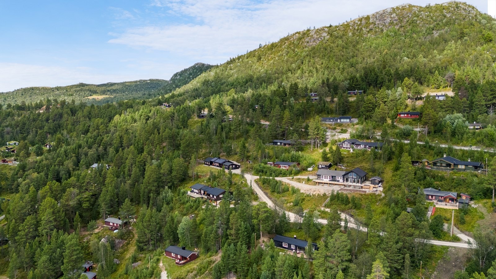 Htta ligger nederst til høyre i bilde med god avstand til nærmeste hyttenabo. Galleribilde