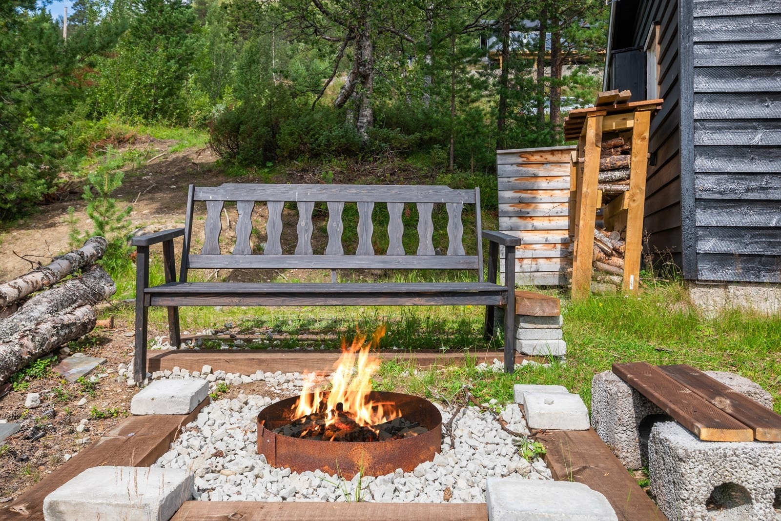 Bålplass ved hytta. Galleribilde