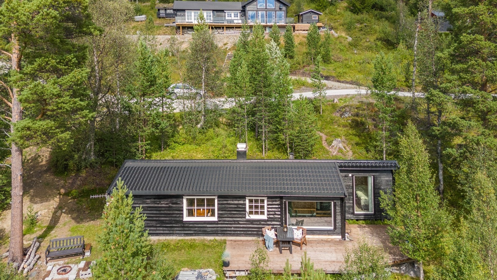 Pen og trivelig hytte med innlagt strøm, vann, avløp og helårsvei (parkering på oversiden av hytta). Galleribilde