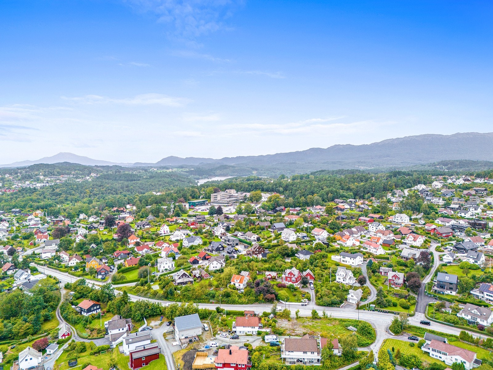 Fra tomten har en kort avstand til skoler, barnehager, flotte turområder, badestrand og Leirvik sentrum med alle servicetilbud. Galleribilde