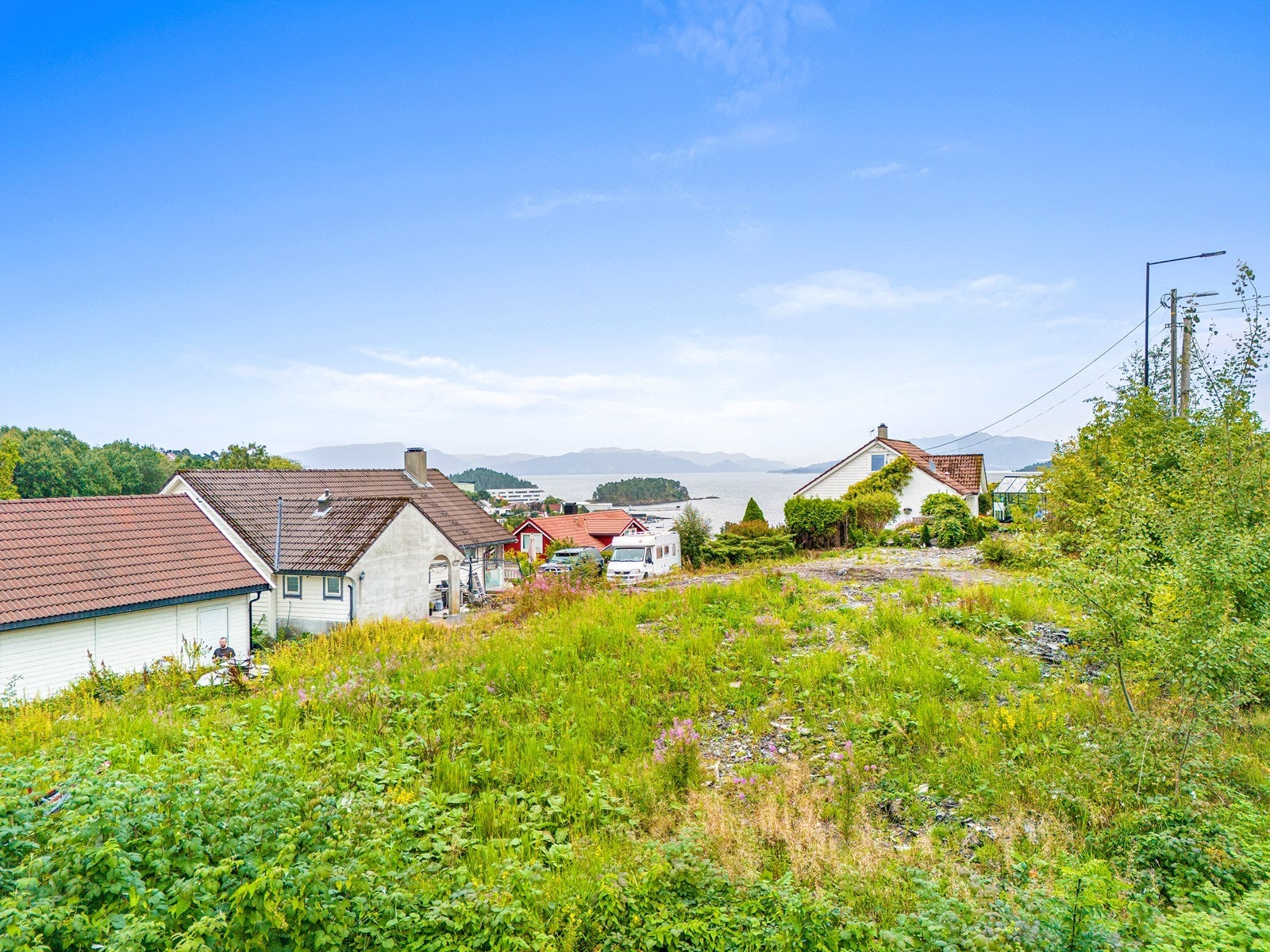 Fin utsikt mot sjø og fjell! Galleribilde