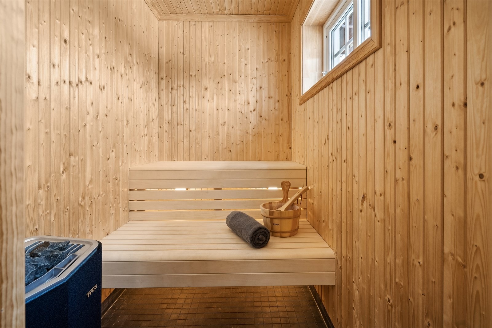 Badstuen med plass til 4, kanskje 6 på en god dag. Er man skikkelig glade i hverandre er det alltid plass til en til Galleribilde