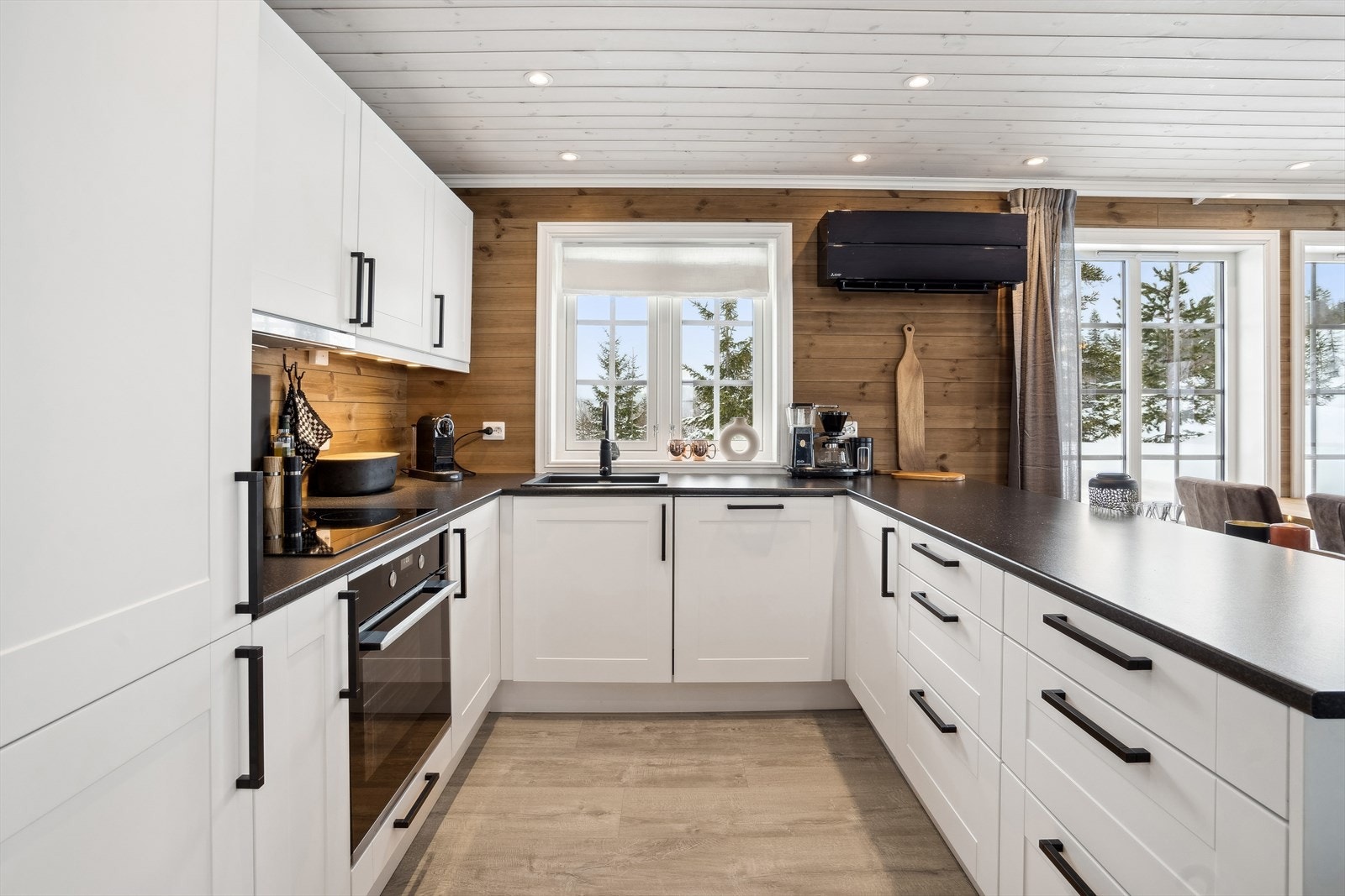 Kjøkkenet har akkurat alt du trenger og med en lys behagelig innredning Galleribilde