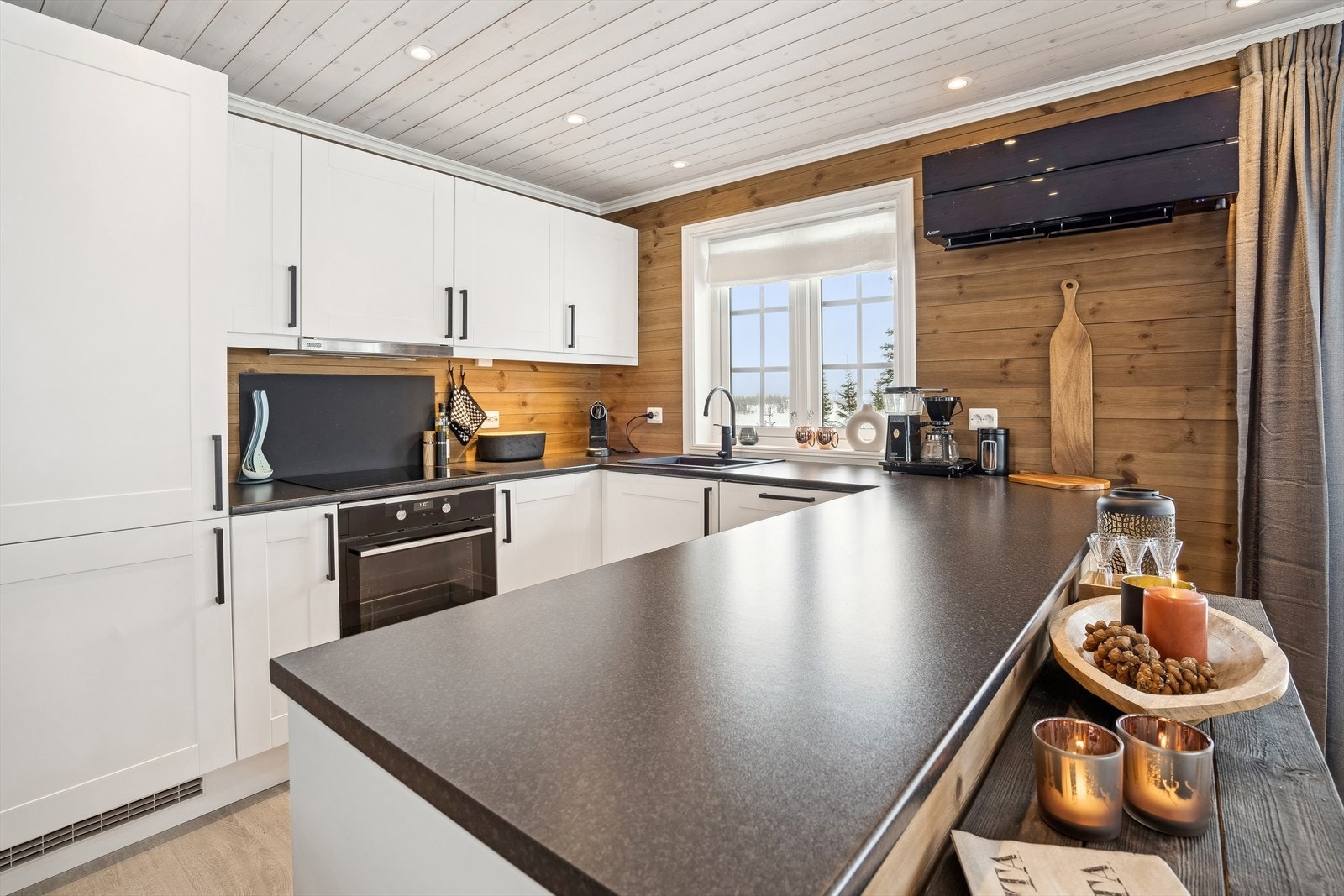 Masse benkplass for å preppe matpakke til en
lang dag på ski Galleribilde