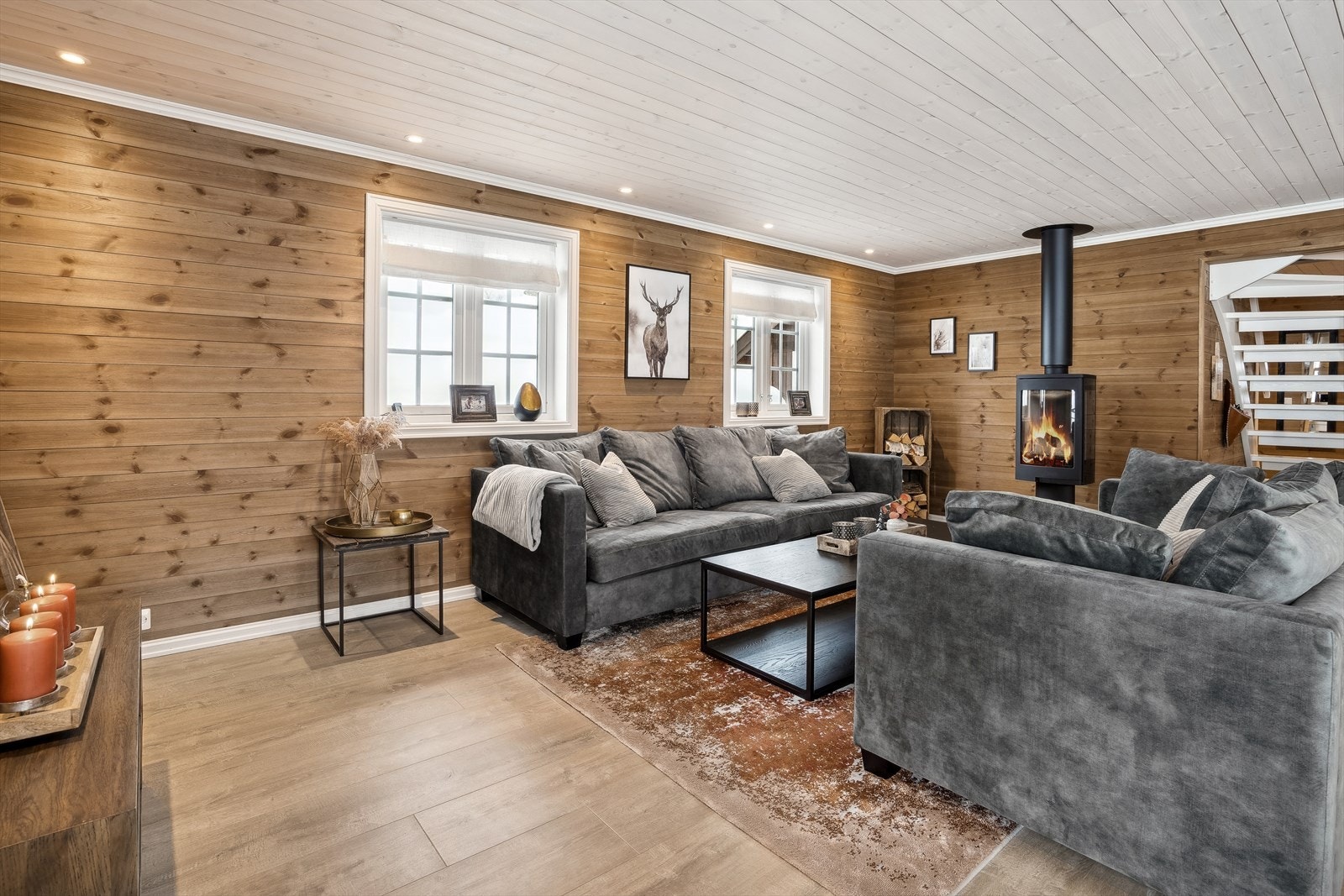 Etter en lang dag, hiv deg nedpå med en god bok og peiskos Galleribilde