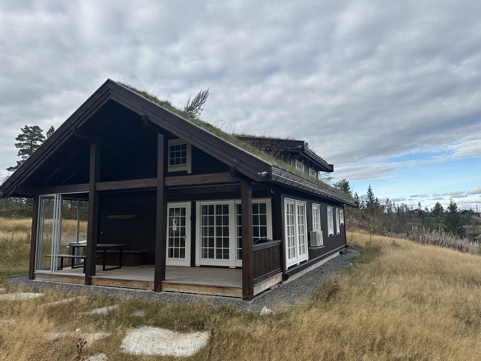 Nyere hytte med mye luft rundt seg Galleribilde