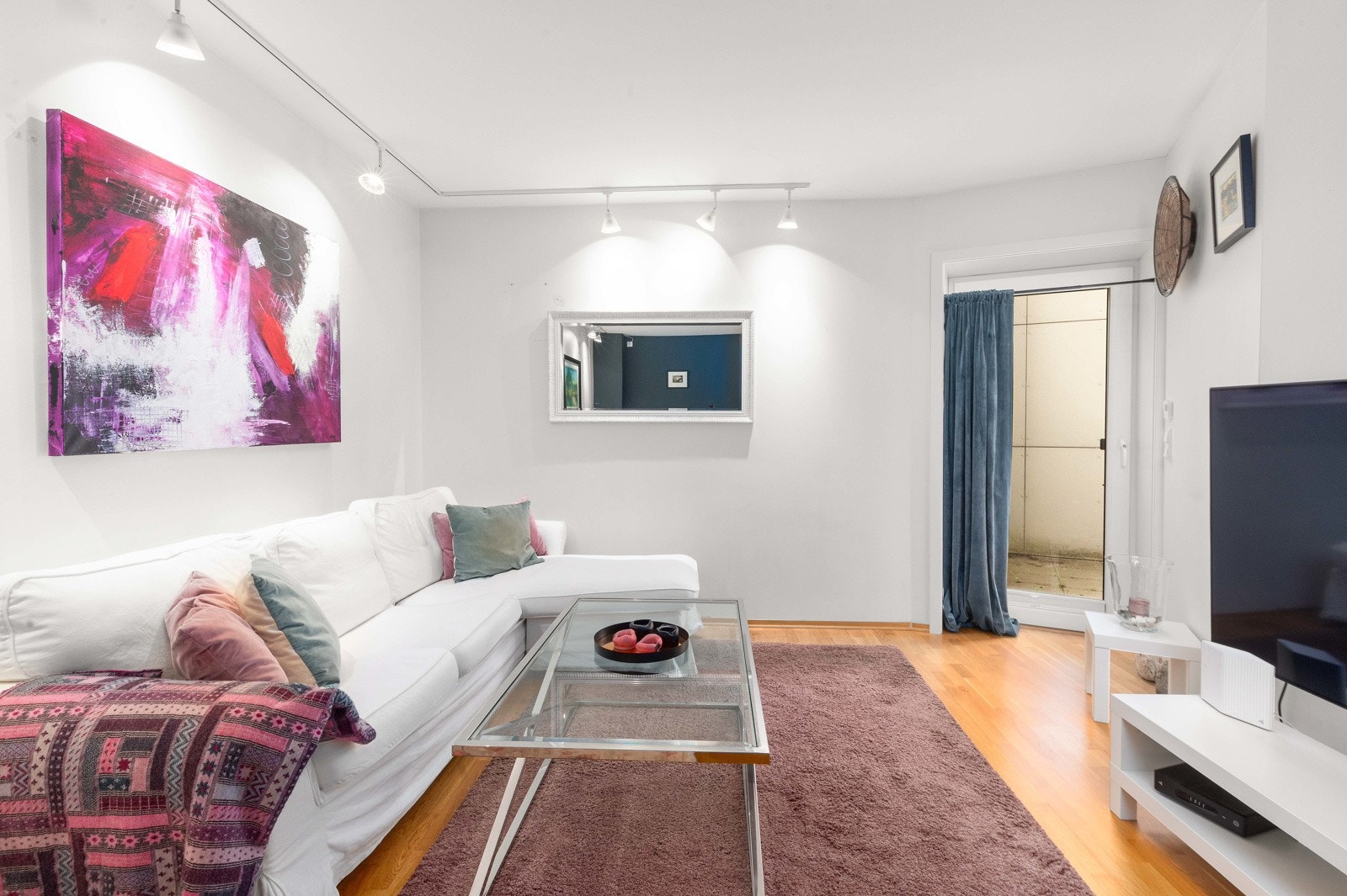 I underetasjen er det en romslig stue med plass til flere sofagrupper Galleribilde