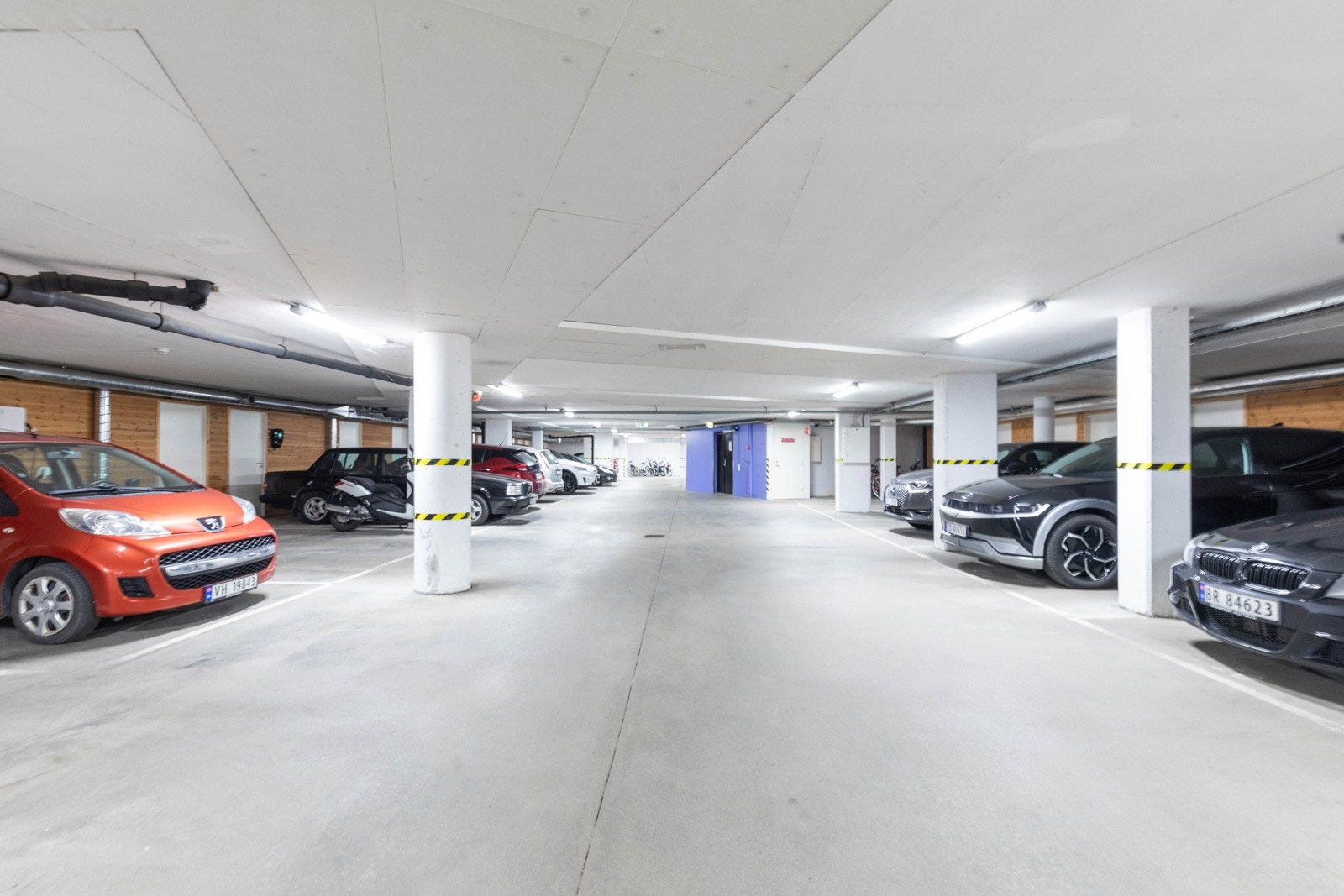 Det medfølger parkeringsplass og bod i felles parkeringsanlegg. Det er montert elbillader ved parkeringsplassen til leiligheten Galleribilde