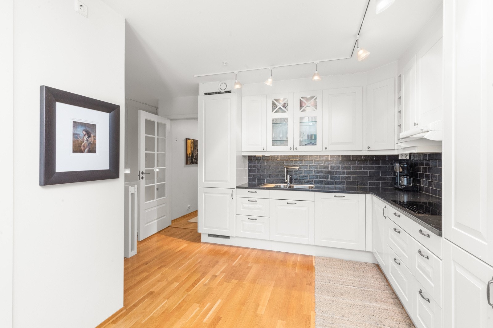 I boligens første etasje er det kjøkken med god plass til spisebord, 1 soverom og bad Galleribilde