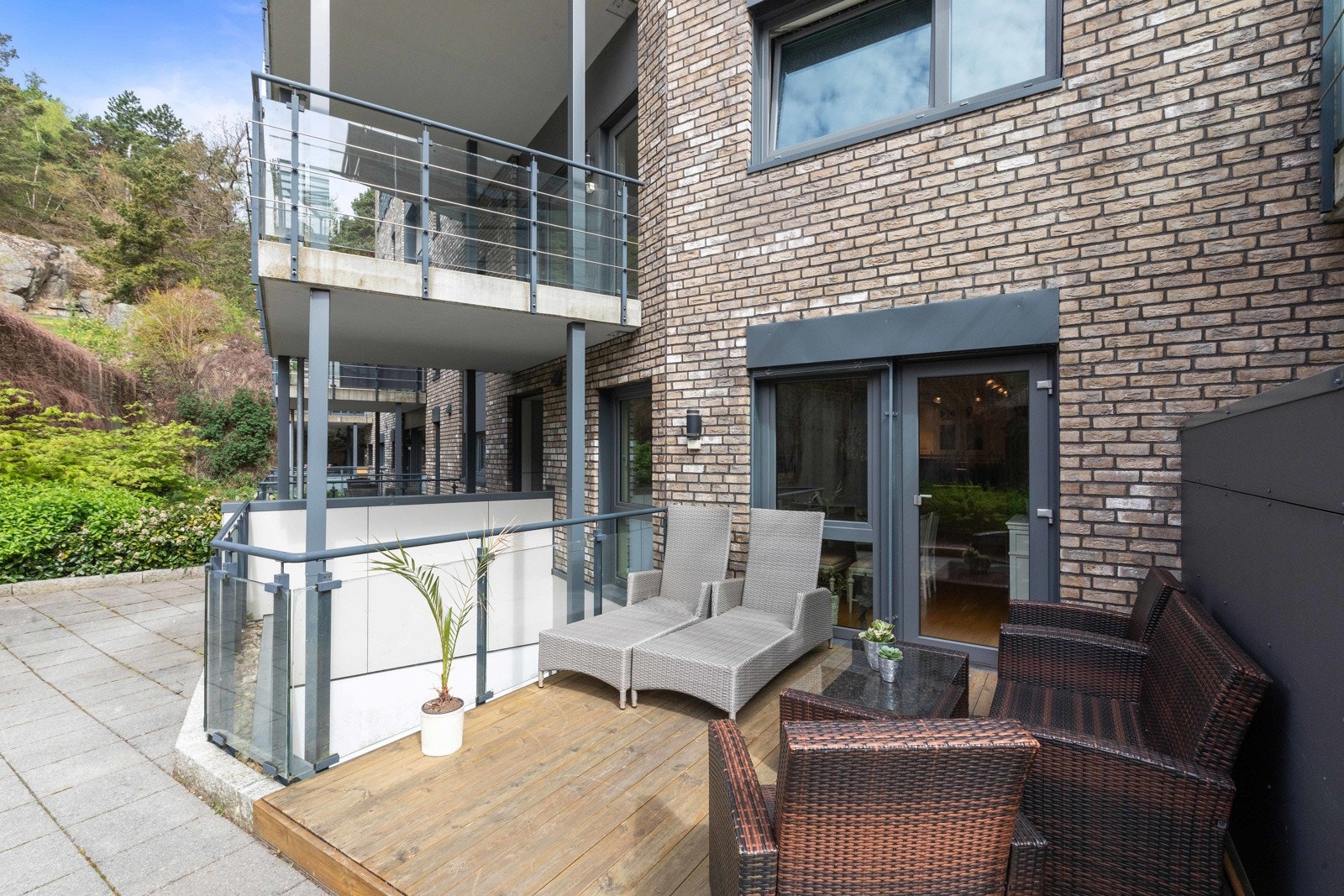 På terrassen er det plass til diverse utemøblement Galleribilde