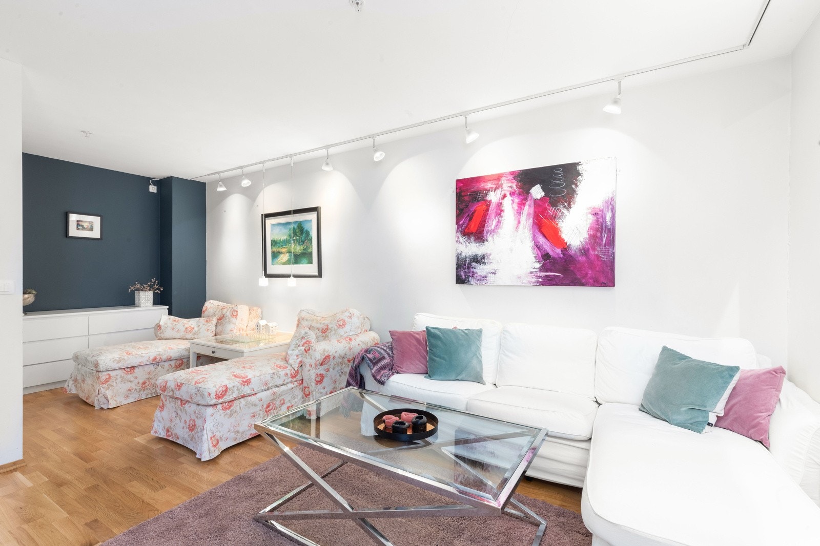 Rommet lyses pent opp av spottene i taket Galleribilde