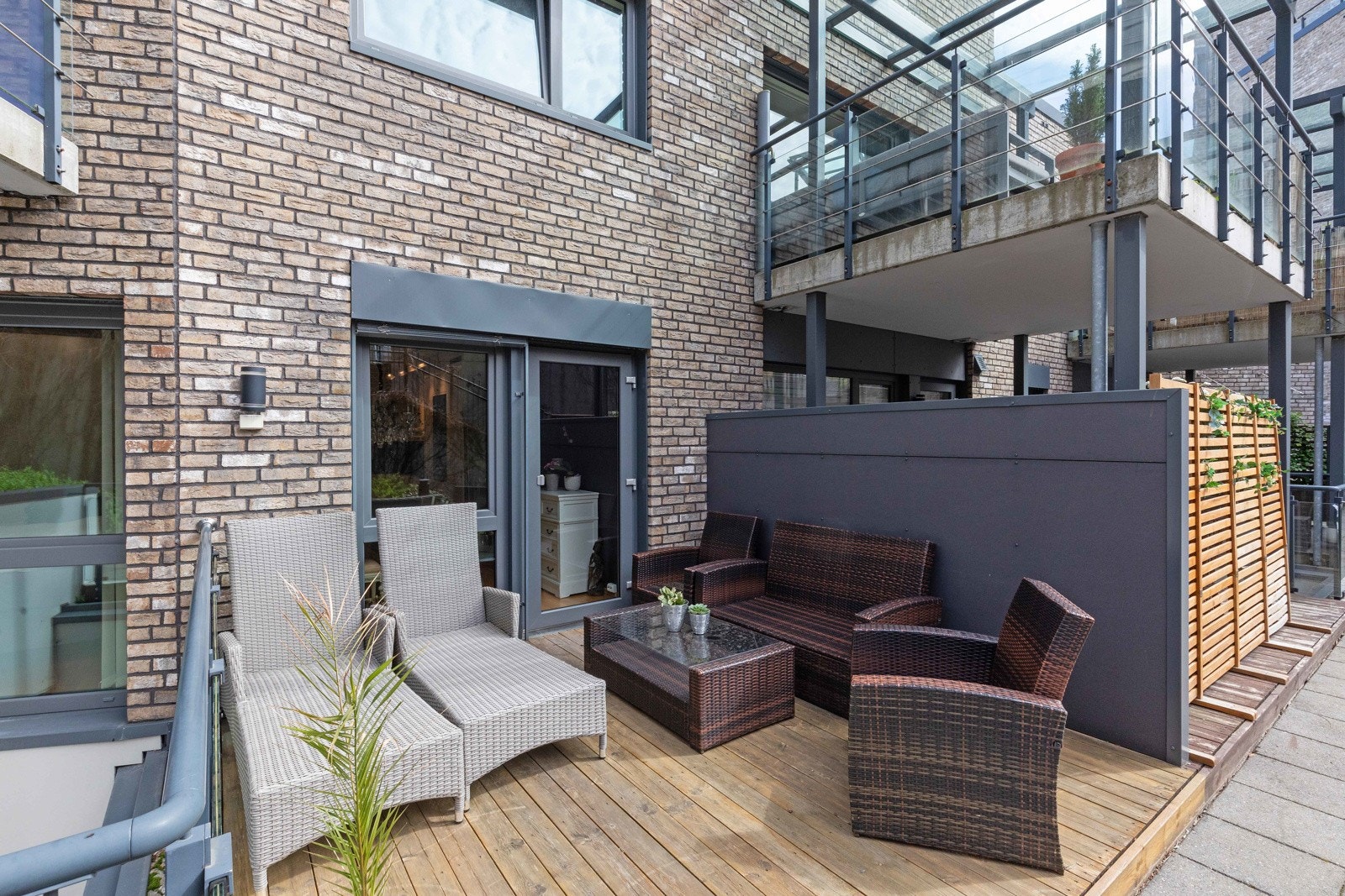 På sommerhalvåret er det gode solforhold på terrassen Galleribilde