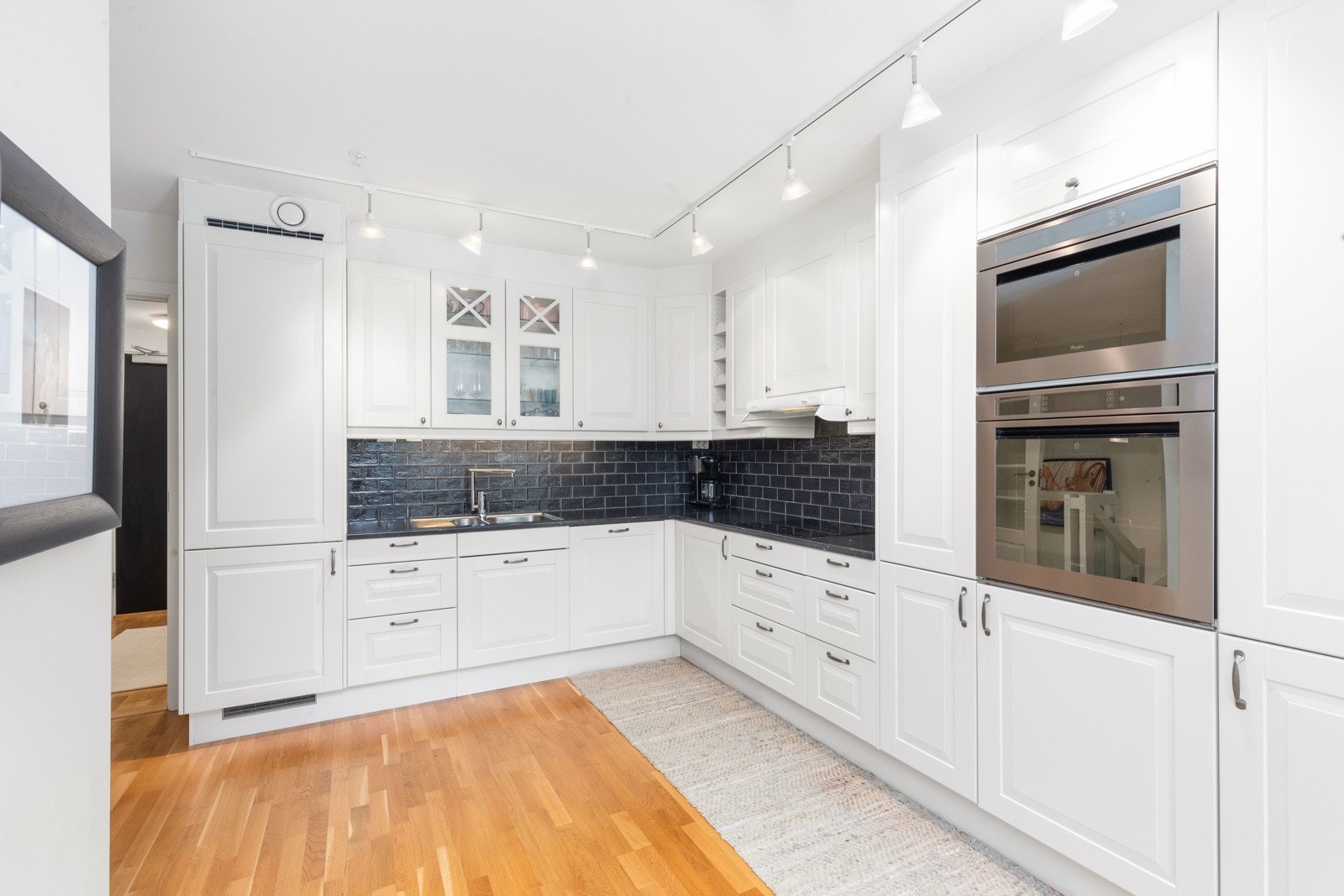 Stilrent kjøkken, rikelig med skapplass fra gulv til tak Galleribilde