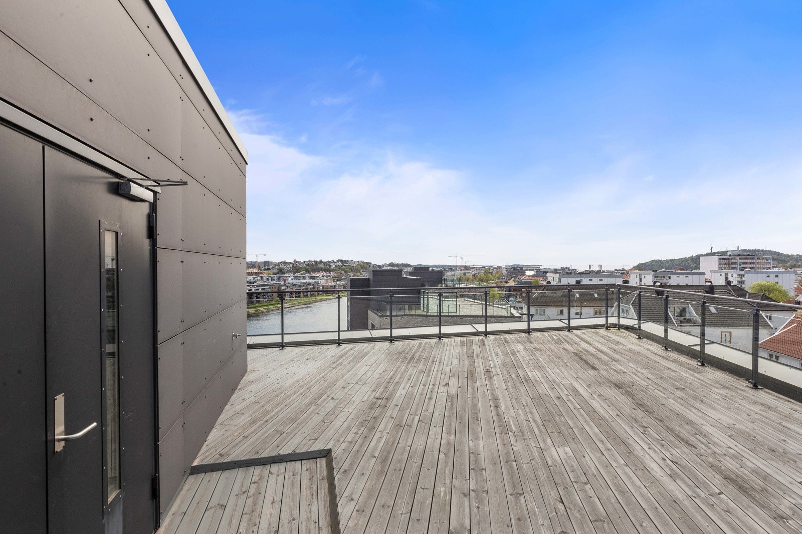 Felles takterrasse med ypperlige solforhold Galleribilde