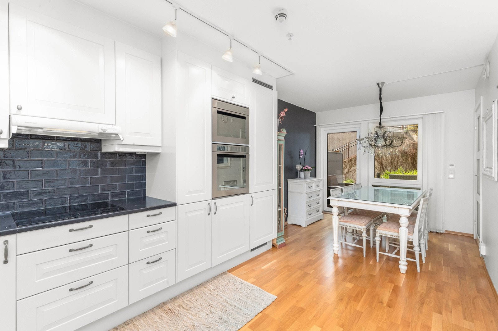 Leiligheten er lys og romslig og strekker seg over to plan. Begge etasjene har en takhøyde på ca 2,5 meter noe som gir en god romfølelse Galleribilde