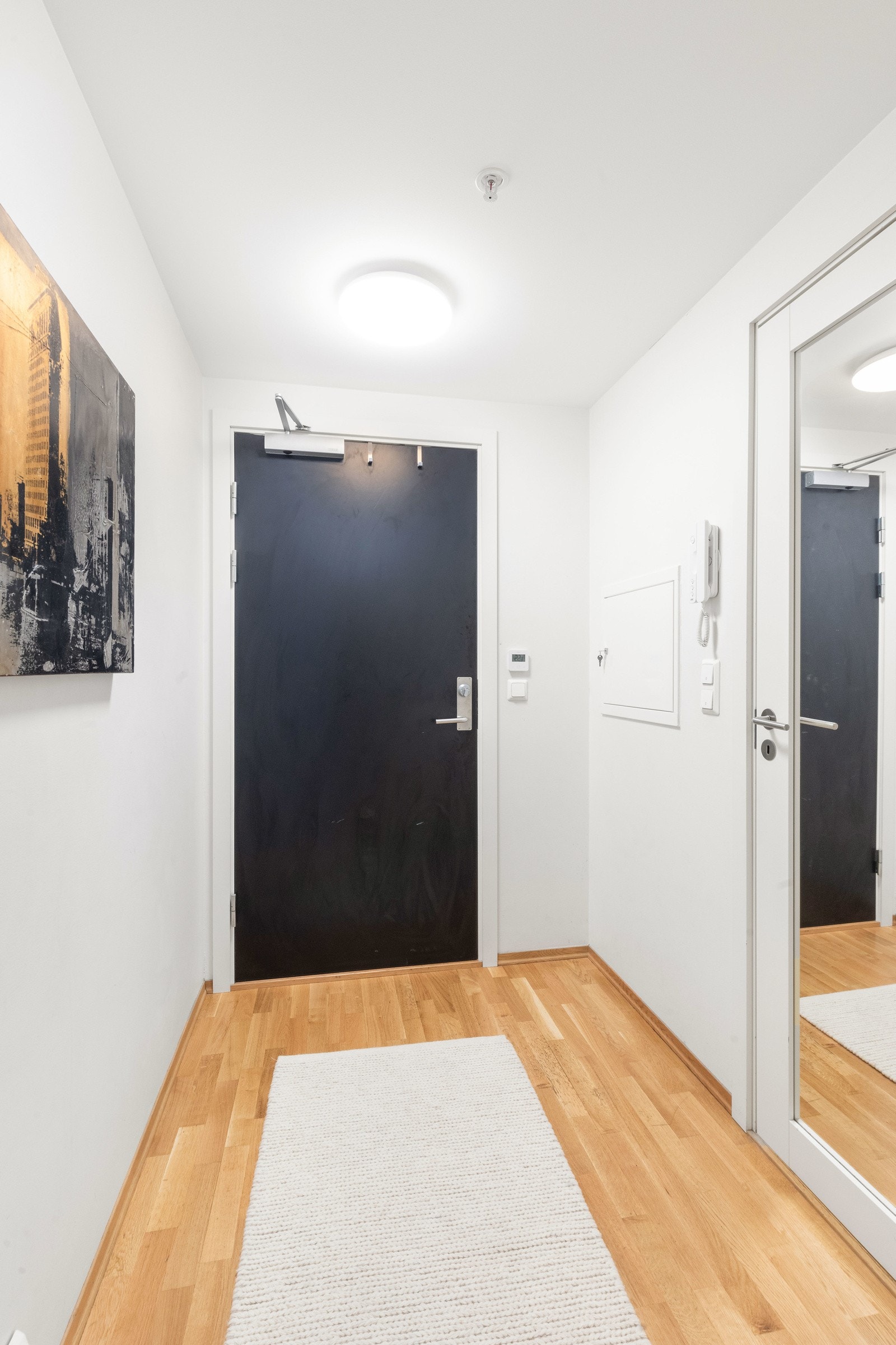 Det er inngang til leiligheten i både første- og underetasjen Galleribilde