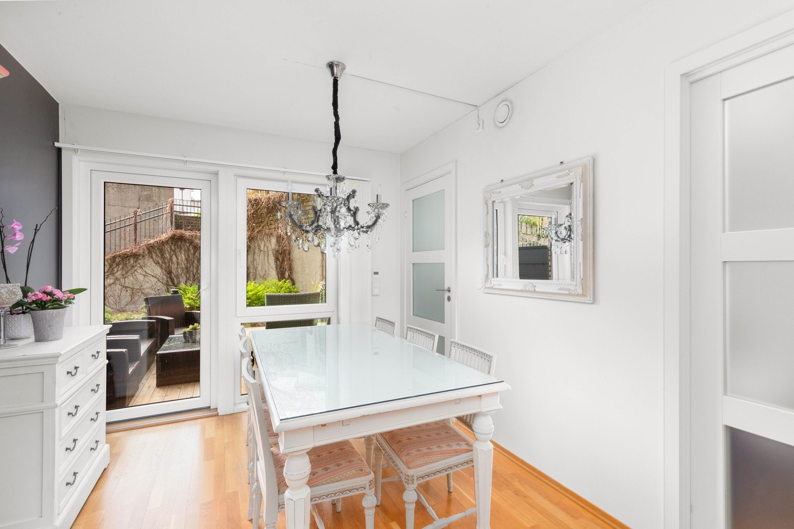 Det er god plass til et relativt stort spisebord i leilighetens første etasje Galleribilde