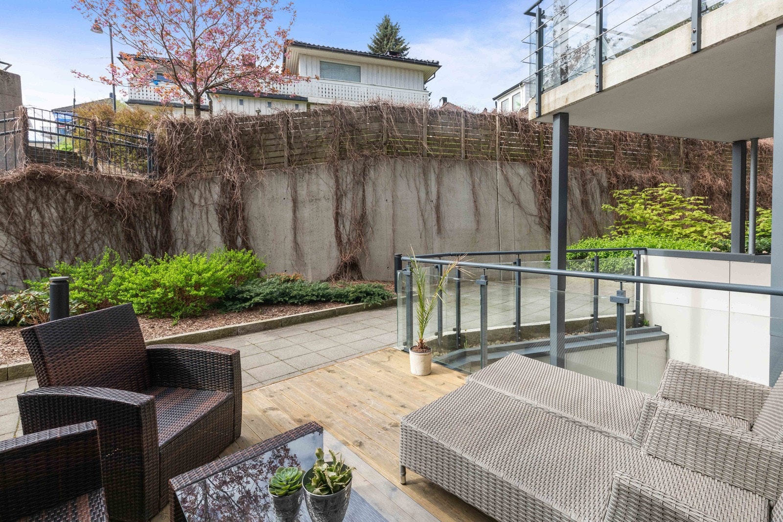 Fra kjøkkenet er det utgang til boligens sydvestvendte terrasse Galleribilde