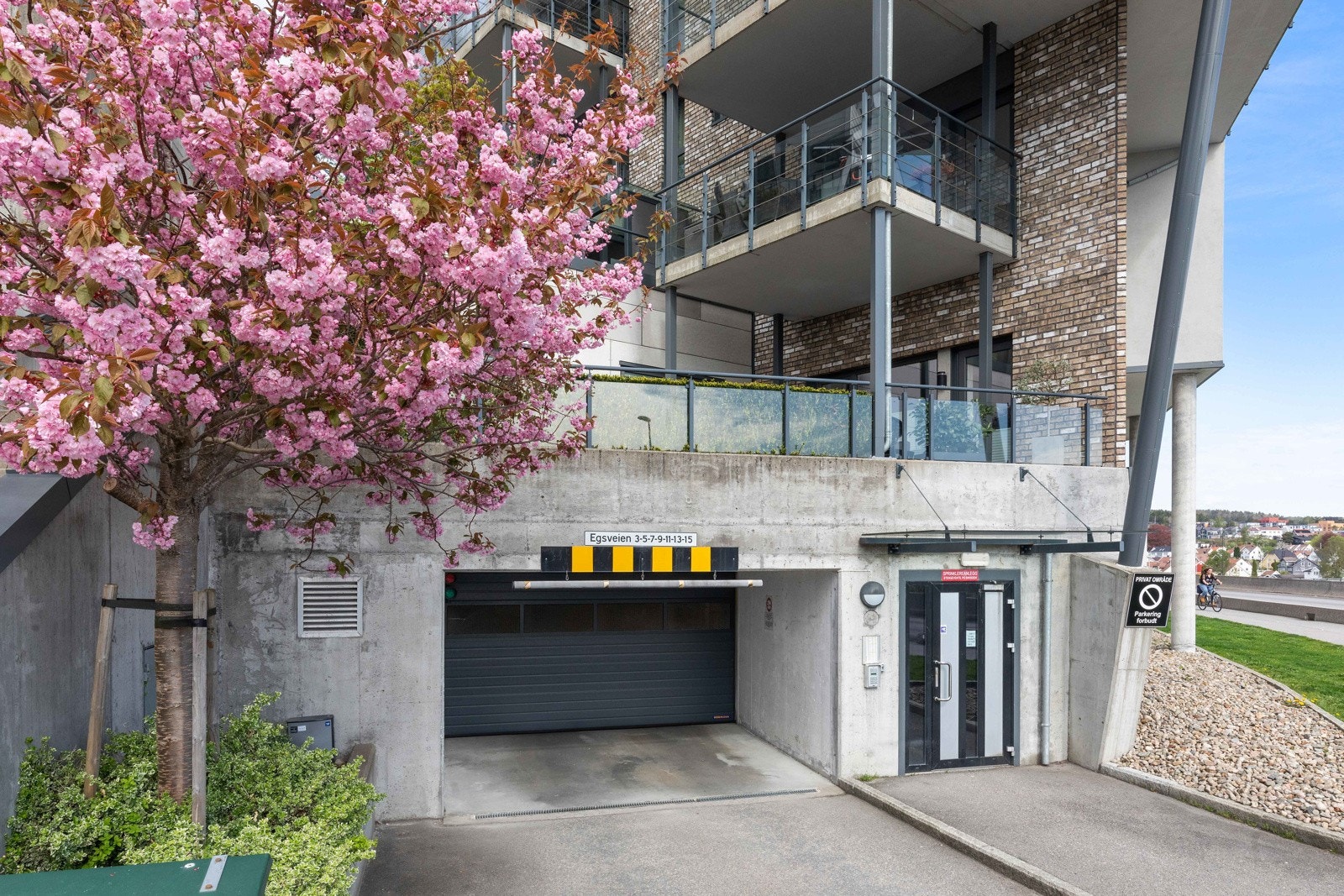 Innkjørsel til felles parkeringskjeller Galleribilde