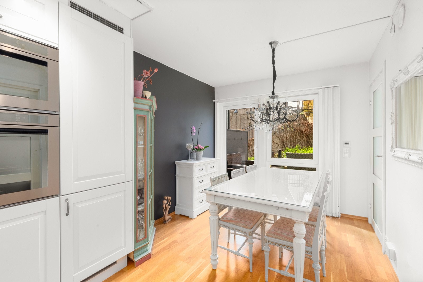 Fra kjøkkenet er det utgang til boligens sydvestevendte terrasse Galleribilde