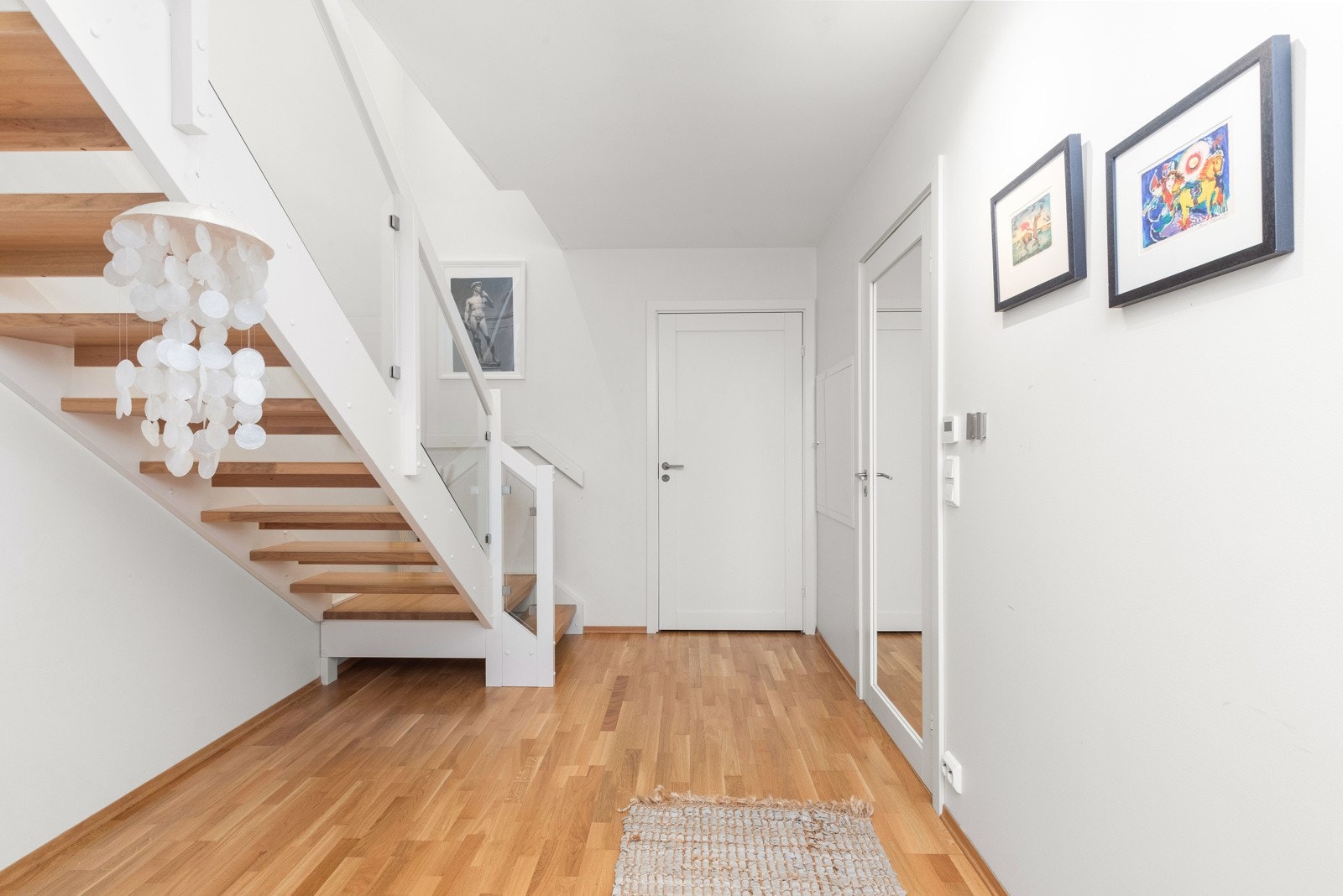 I underetasjen er det god plass til enten oppbevaring eller hjemmekontorløsninger i trapperommet Galleribilde