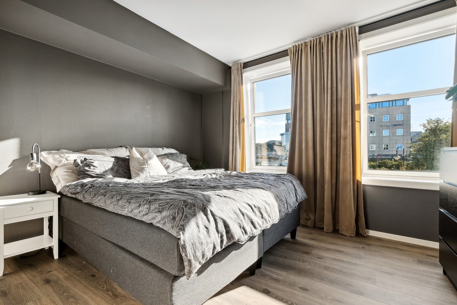 På hovedsoverommet er det plass til en dobbeltseng med nattbord og en kommode for oppbevaringsplass Galleribilde